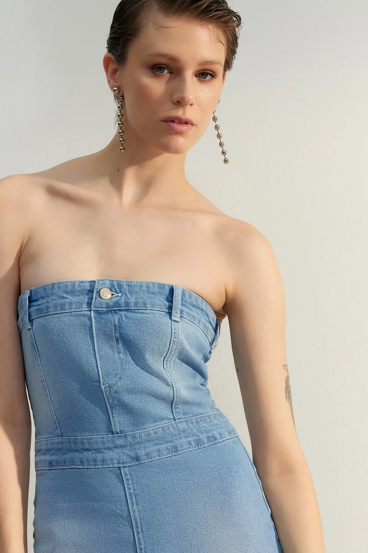 Trendyol Collection  Eisblauer Body mit Schlitz und detailliertem Midi-Denim-Stilvollem Abendkleid TPRSS23EL00539