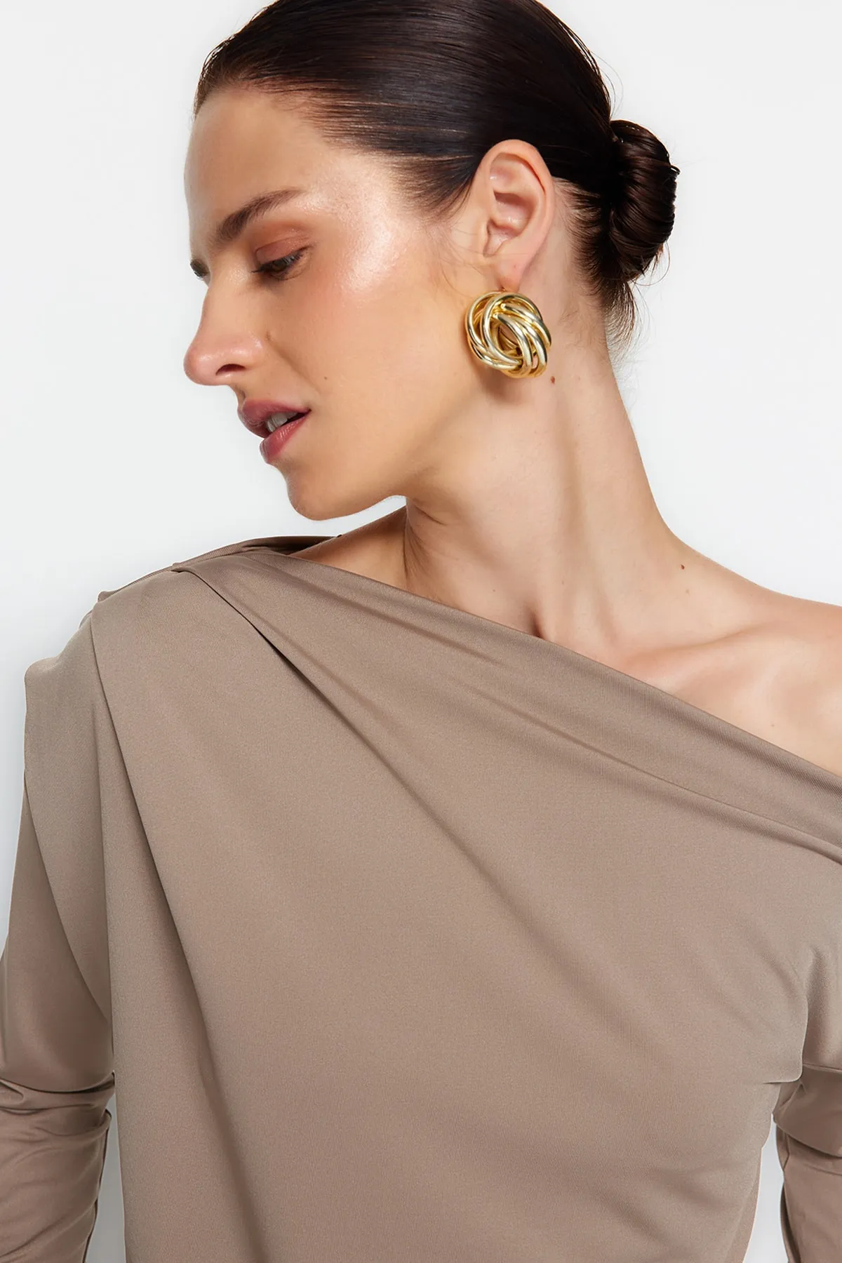 Trendyol Collection  Fließende, dehnbare Strickbluse mit asymmetrischem Kragen in Nerzfarben TWOAW21BZ1383