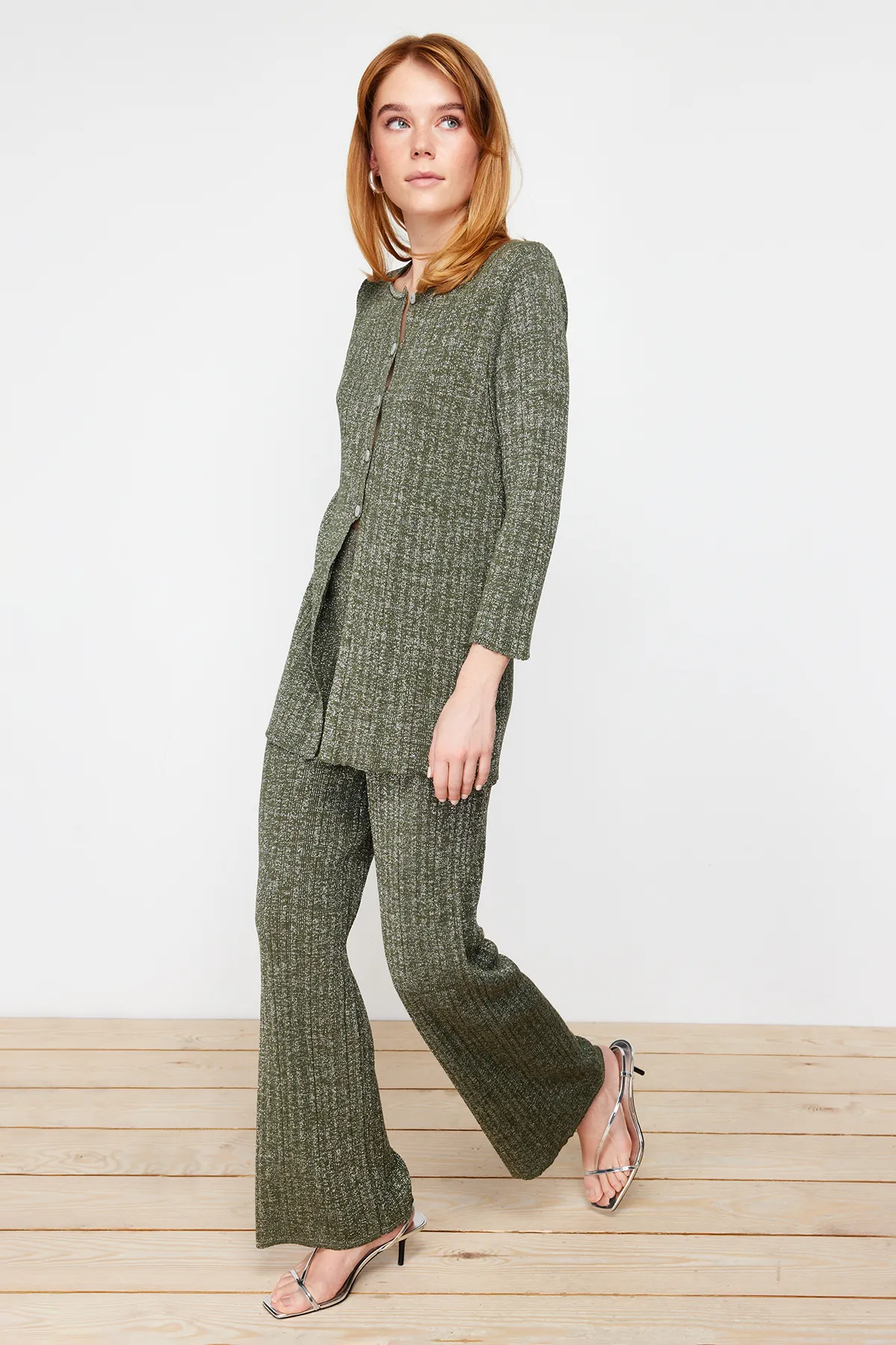Trendyol Collection  Khakifarbenes Glitzer-Cardigan-Hosen-Set aus Strickoberteil und -unterteil TWOSS24AU00007