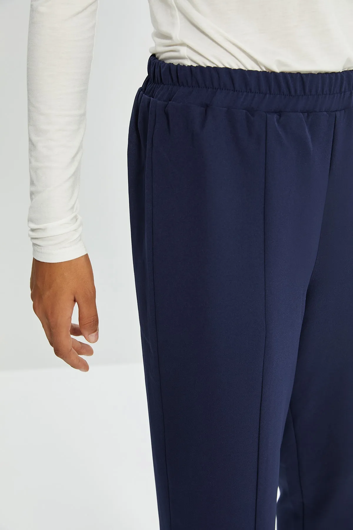 Trendyol Modest  Marineblaue, elastische Taille, gerippte, detaillierte, gerade geschnittene Webhose TCTSS21PL0570