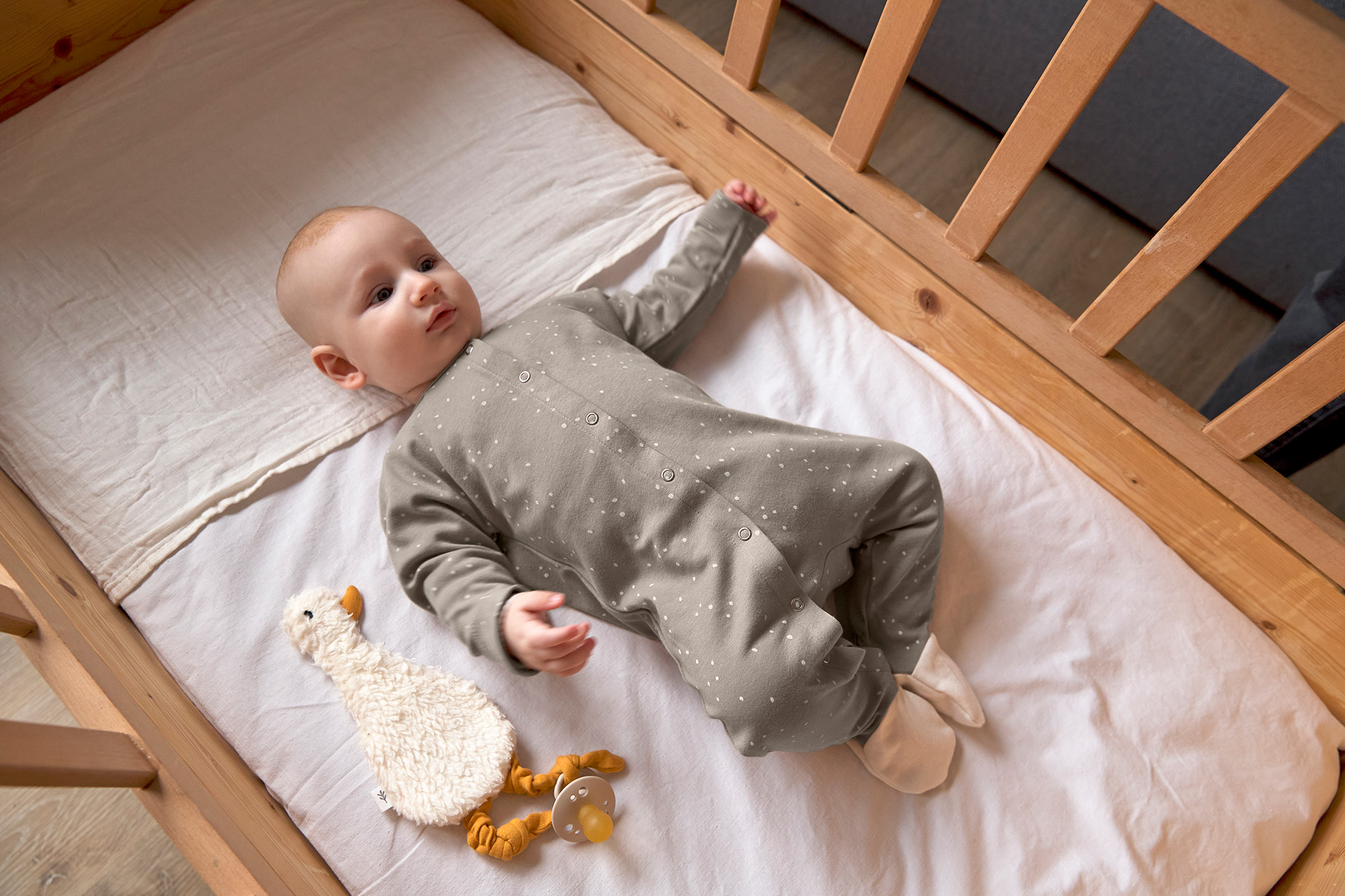 Baby Schlafanzug mit Füßen - Bio Baumwolle, Sprinkle, taupe