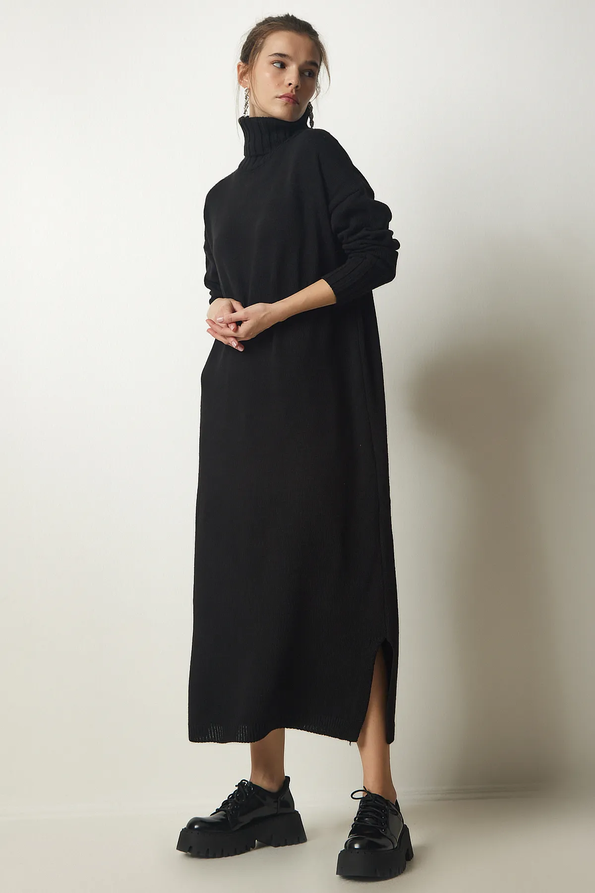 Happiness İstanbul  Schwarzes Oversize-Strickkleid mit Rollkragen und Schlitz für Damen PF00042