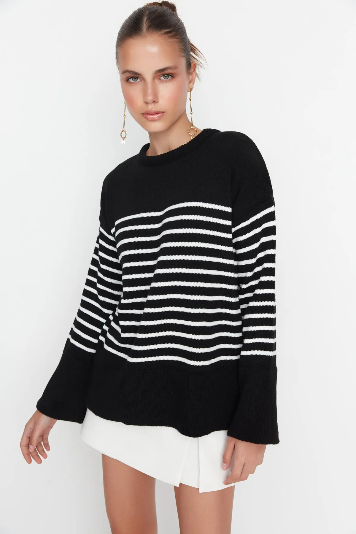 Trendyol Collection  Schwarzer, übergroßer, gestreifter Strickpullover TWOAW23KZ01031