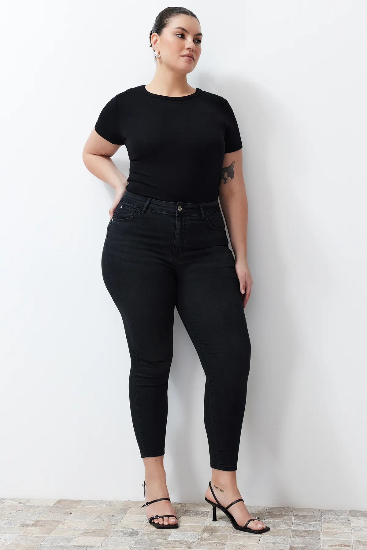 Trendyol Curve  Schwarze, superdehnbare Skinny-Jeans mit hoher Taille und Ausdünnungseffekt TBBSS24CJ00029