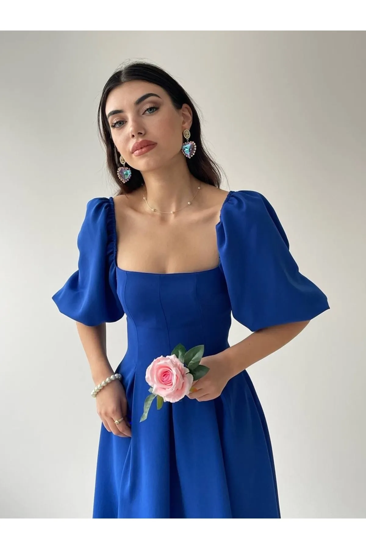 SONREİR  Kurzes, plissiertes langes Kleid mit Ballonärmeln und quadratischem Ausschnitt