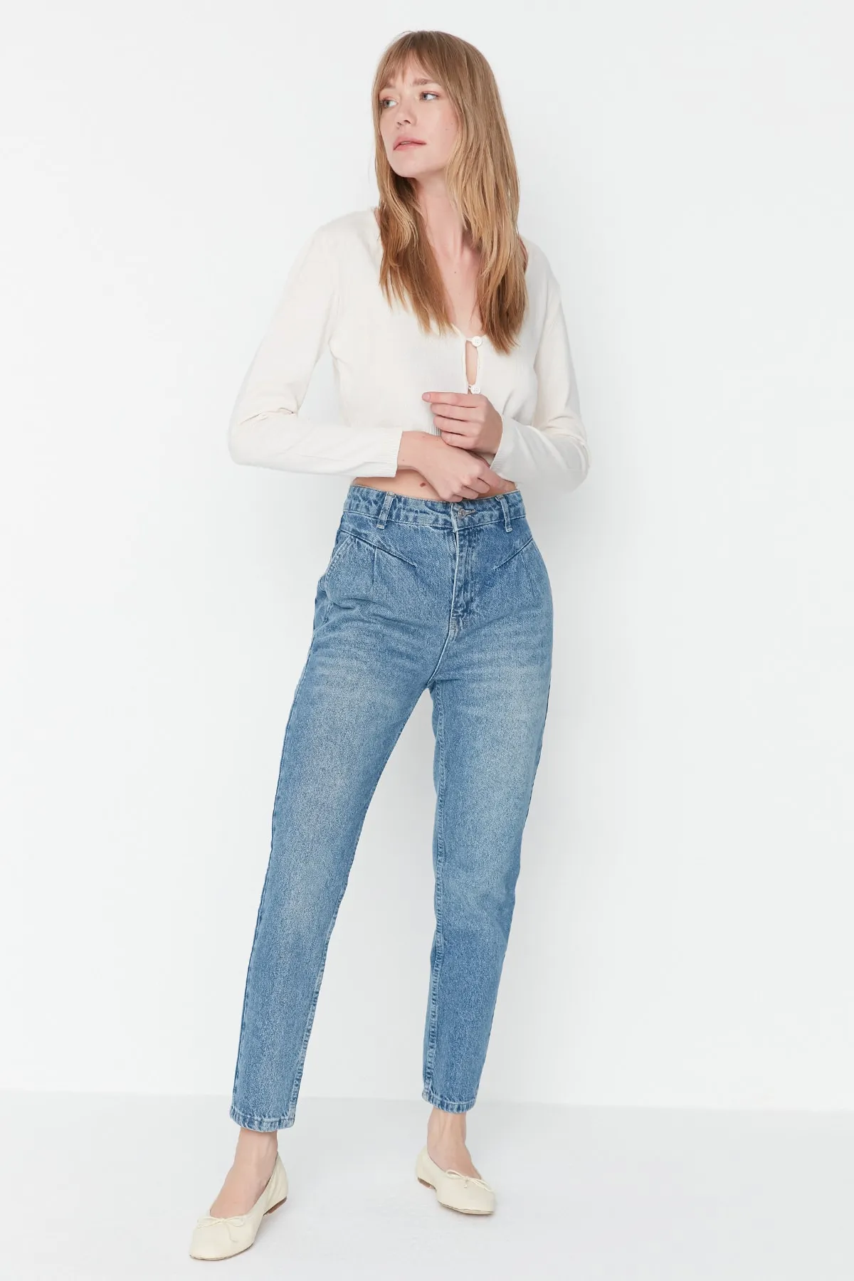 Trendyol Collection  Blaue hoch taillierte Mom-Jeans mit Bundfalten TWOAW23JE00485