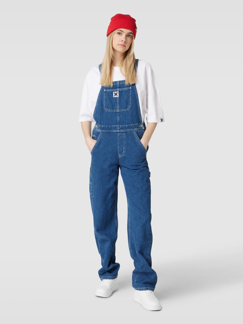 Latzhose mit Label-Detail in jeans