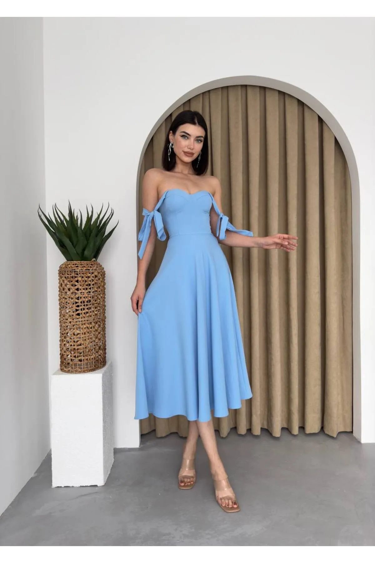 SONREİR  MIDIKLEID MIT HOSENTRÄGERBINDUNG UND HERZKRAGEN