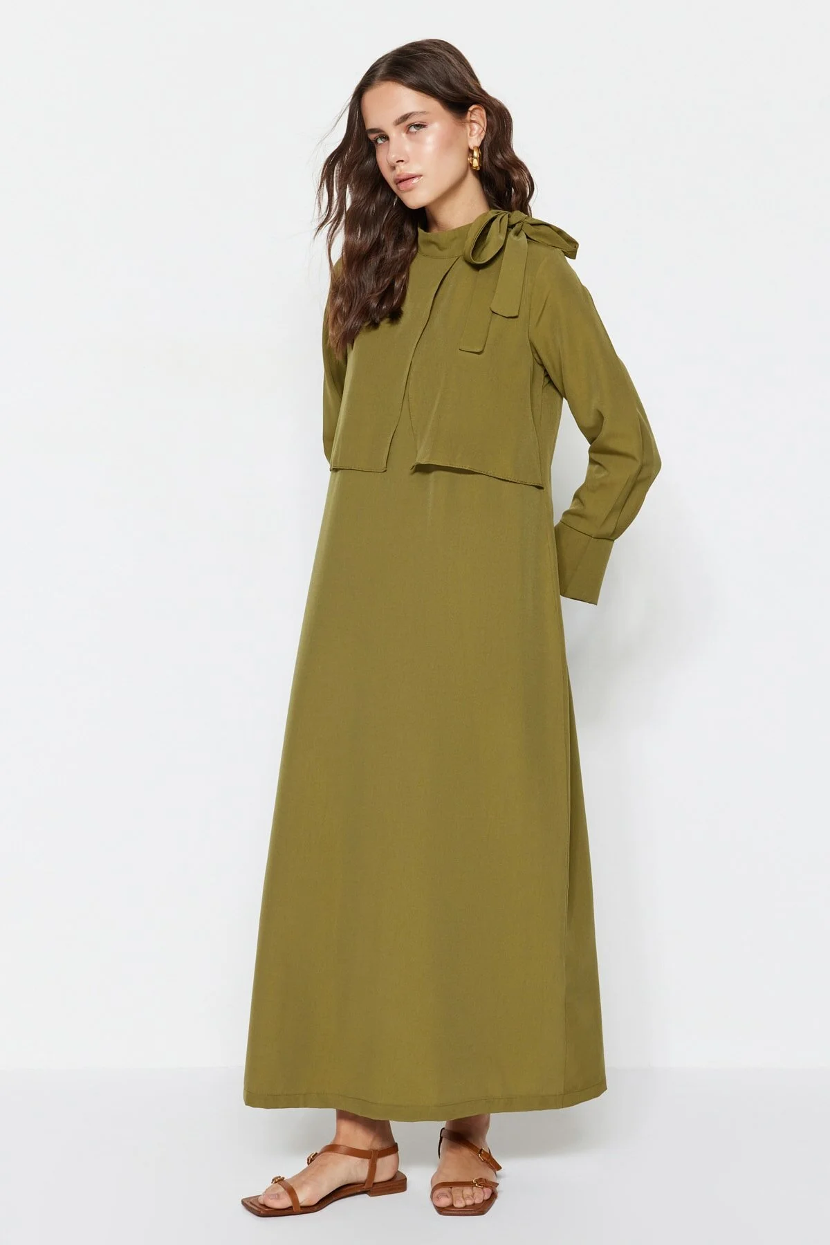 Trendyol Modest  Khakifarbenes, gewebtes Kleid mit Kragen und Krawatte TCTSS23EB00283