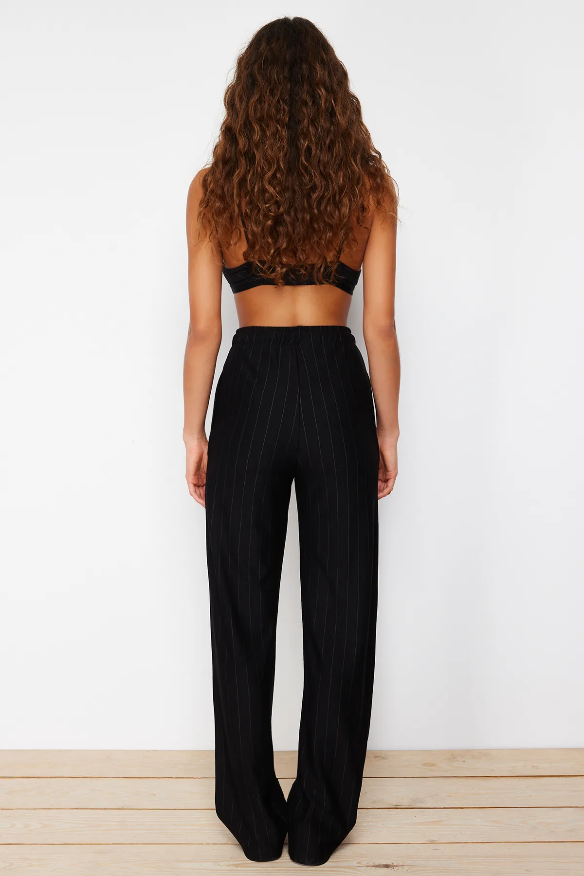Trendyol Collection  Schwarze, dick gestreifte, gerade/gerade geschnittene Stretchhose TWOSS24PL00072