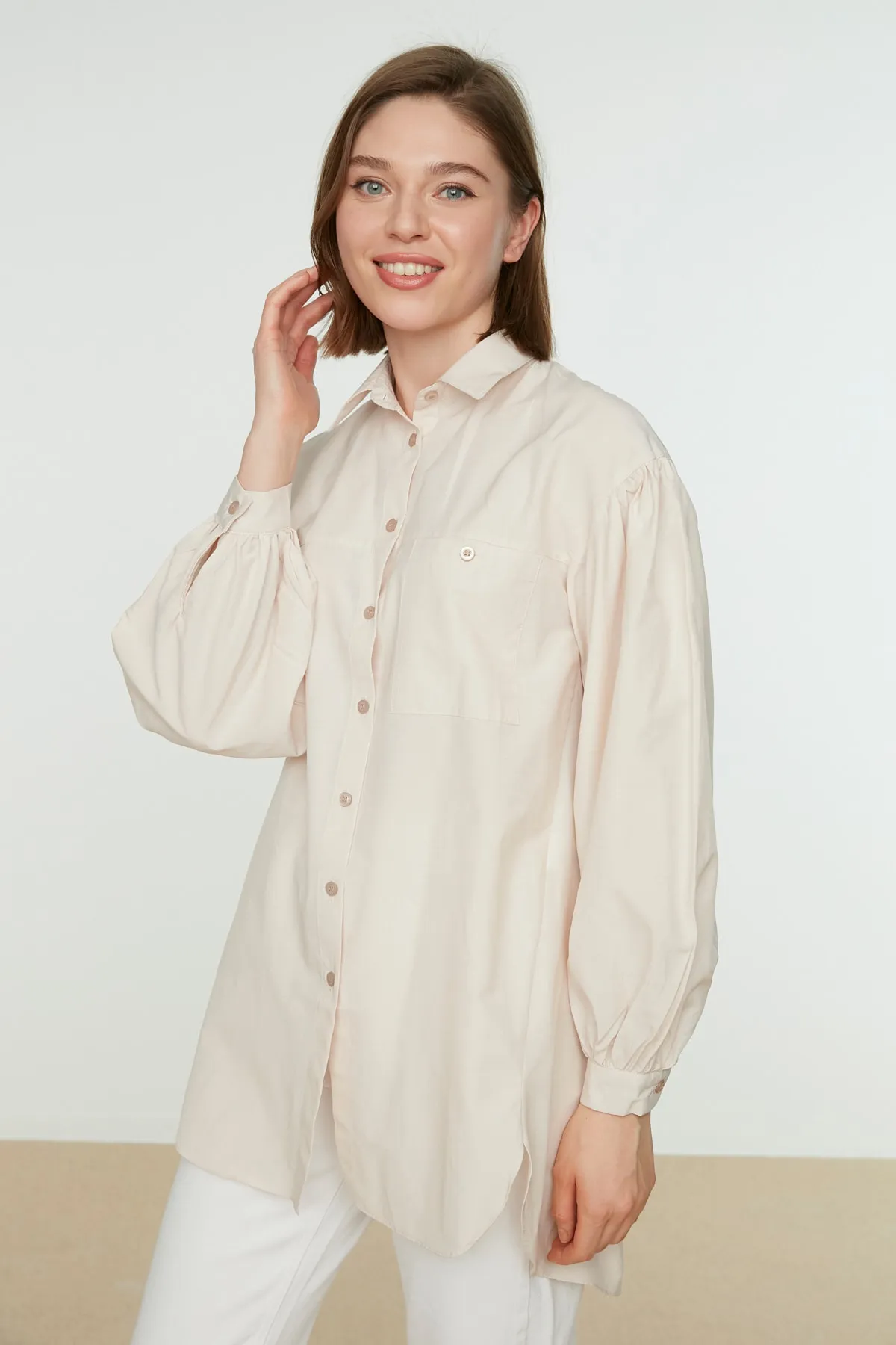 Trendyol Modest  Basic-Gewebtes Hemd mit steinfarbenen Ballonärmeln und langem Taschendetail auf der Rückseite TCTSS21GO0976