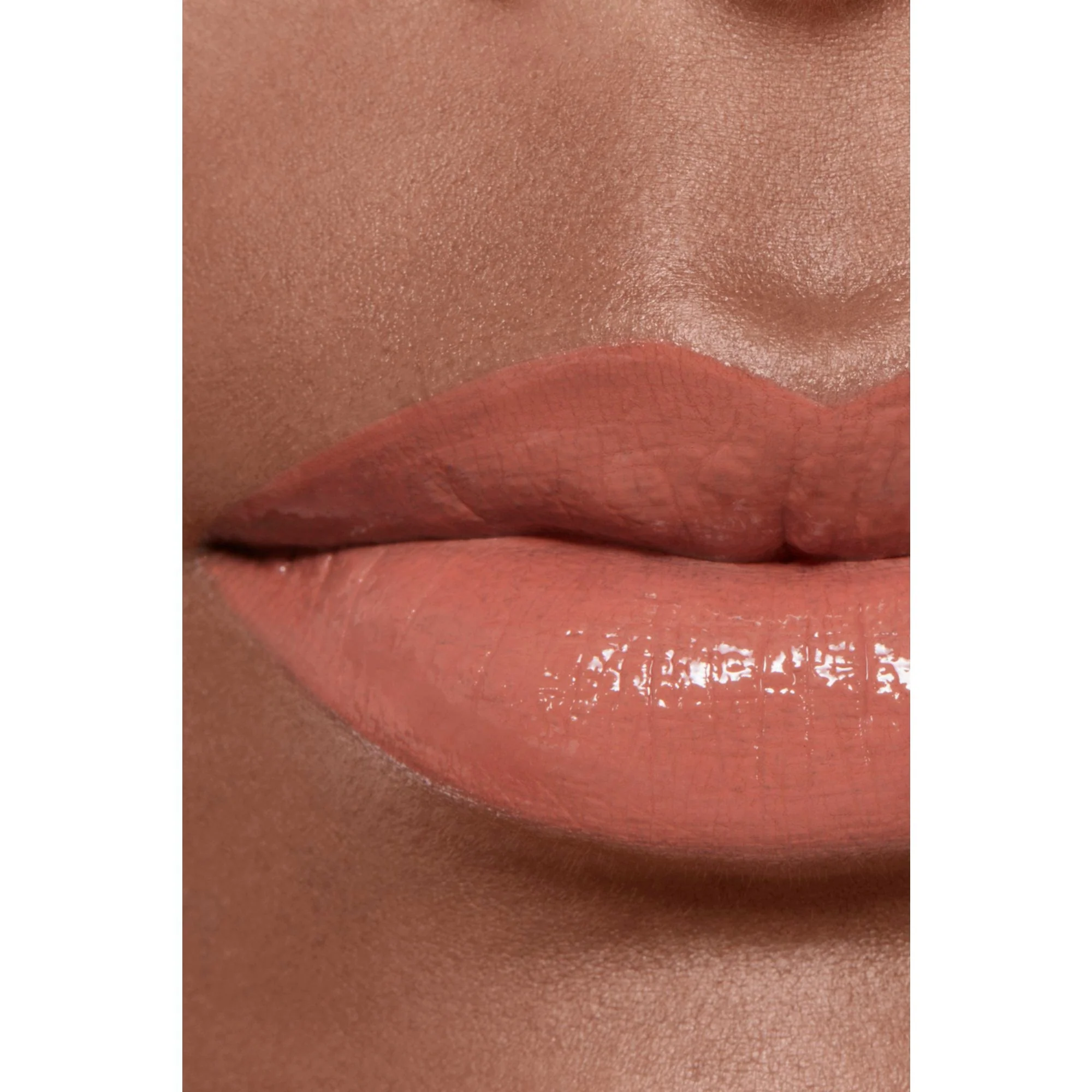 ROUGE ALLURE LAQUE - EL LABIAL FLUIDO BRILLANTE DE EXTREMADAMENTE DURACIÓN