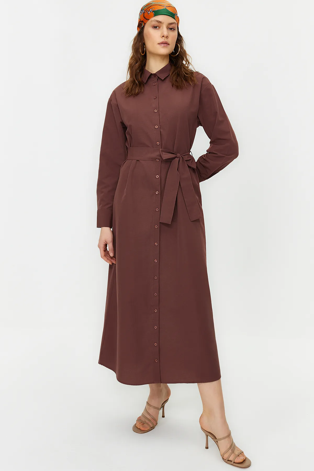 Trendyol Modest  Braunes Hemdkleid aus gewebter Baumwolle mit Gürtel und Bündchen TCTSS23EB00072