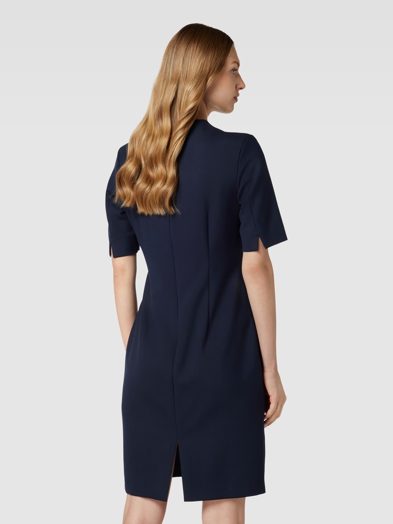Knielanges Kleid mit V-Ausschnitt in marineblau