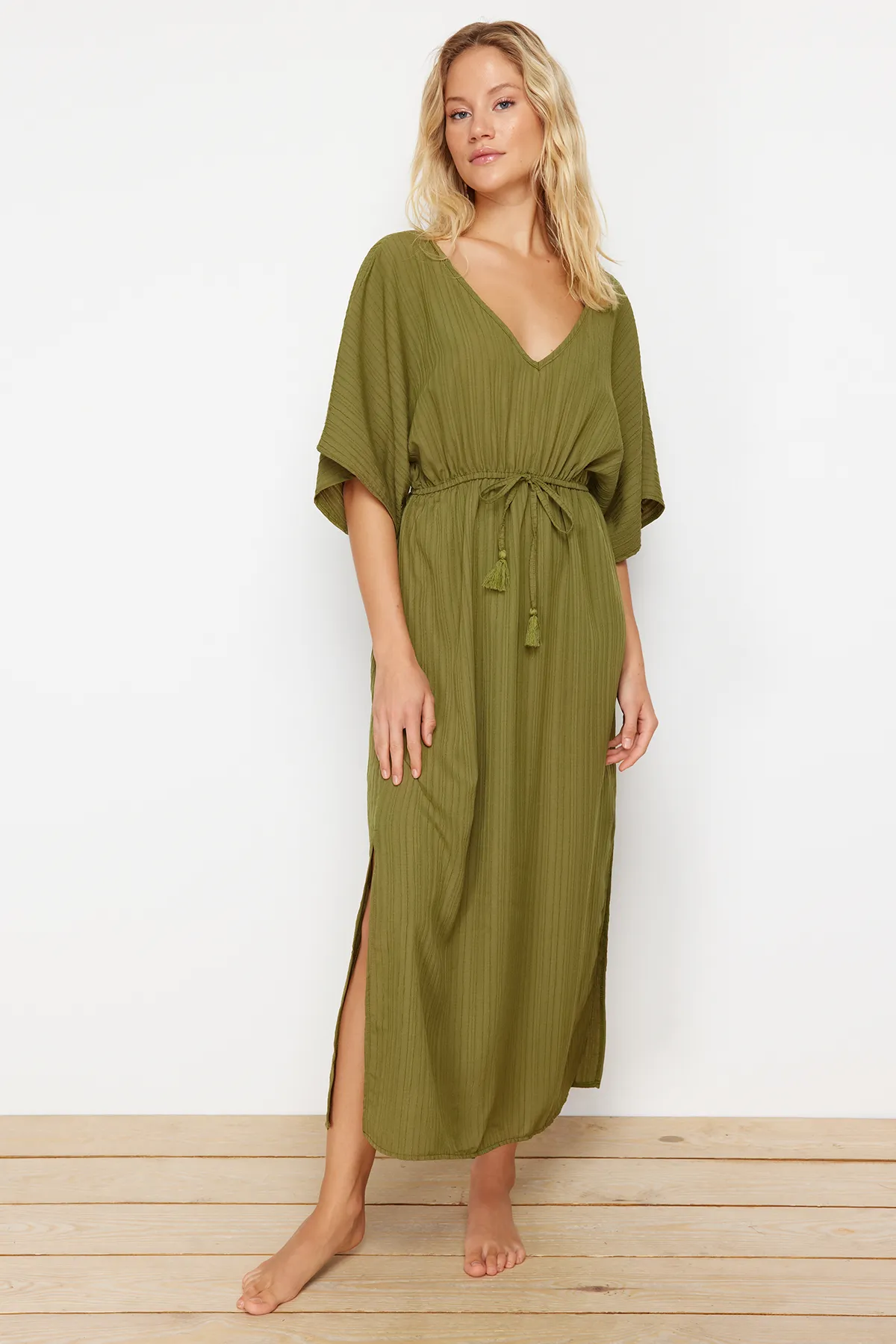 Trendyol Collection  Khakifarbenes, gewebtes Maxi-Strandkleid mit Bindeband TBESS24EL00084