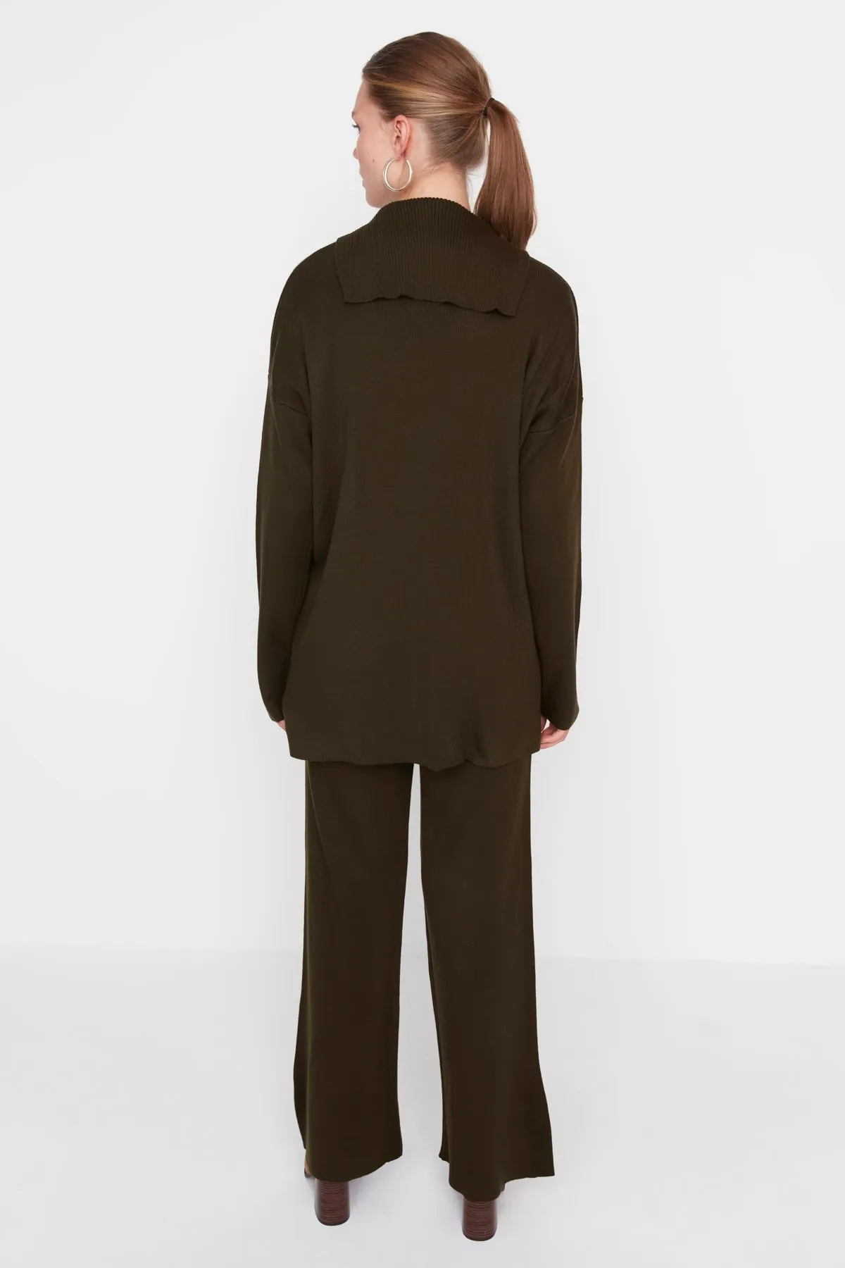 Trendyol Modest  Gestricktes Set aus Strickjacke und Hose mit Khaki-Kragen und detailliertem Kragen TCTAW23US00100