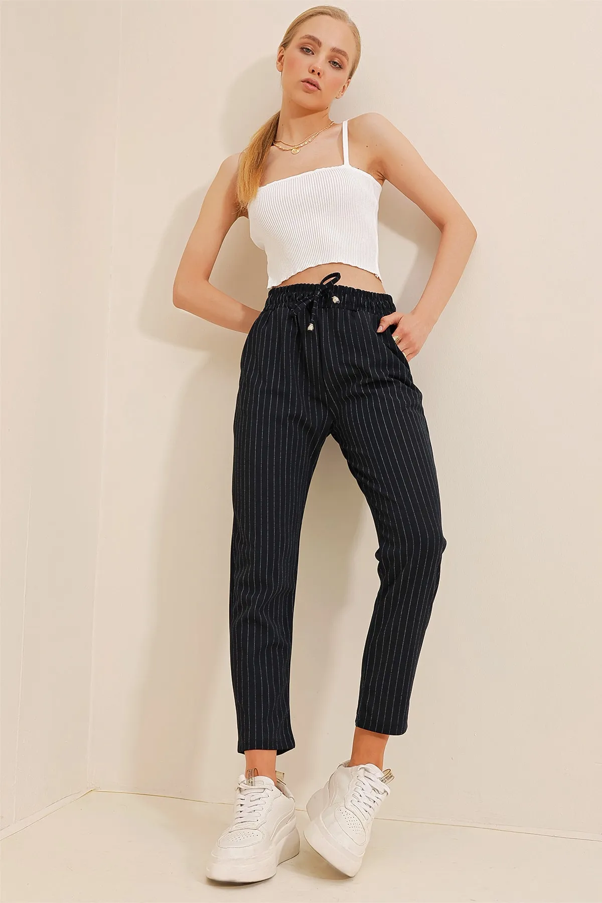 Trend Alaçatı Stili  Marineblaue Damenhose mit hoher Taille und doppelten Taschen, gestreift, lässig geschnitten, ALC-X10430