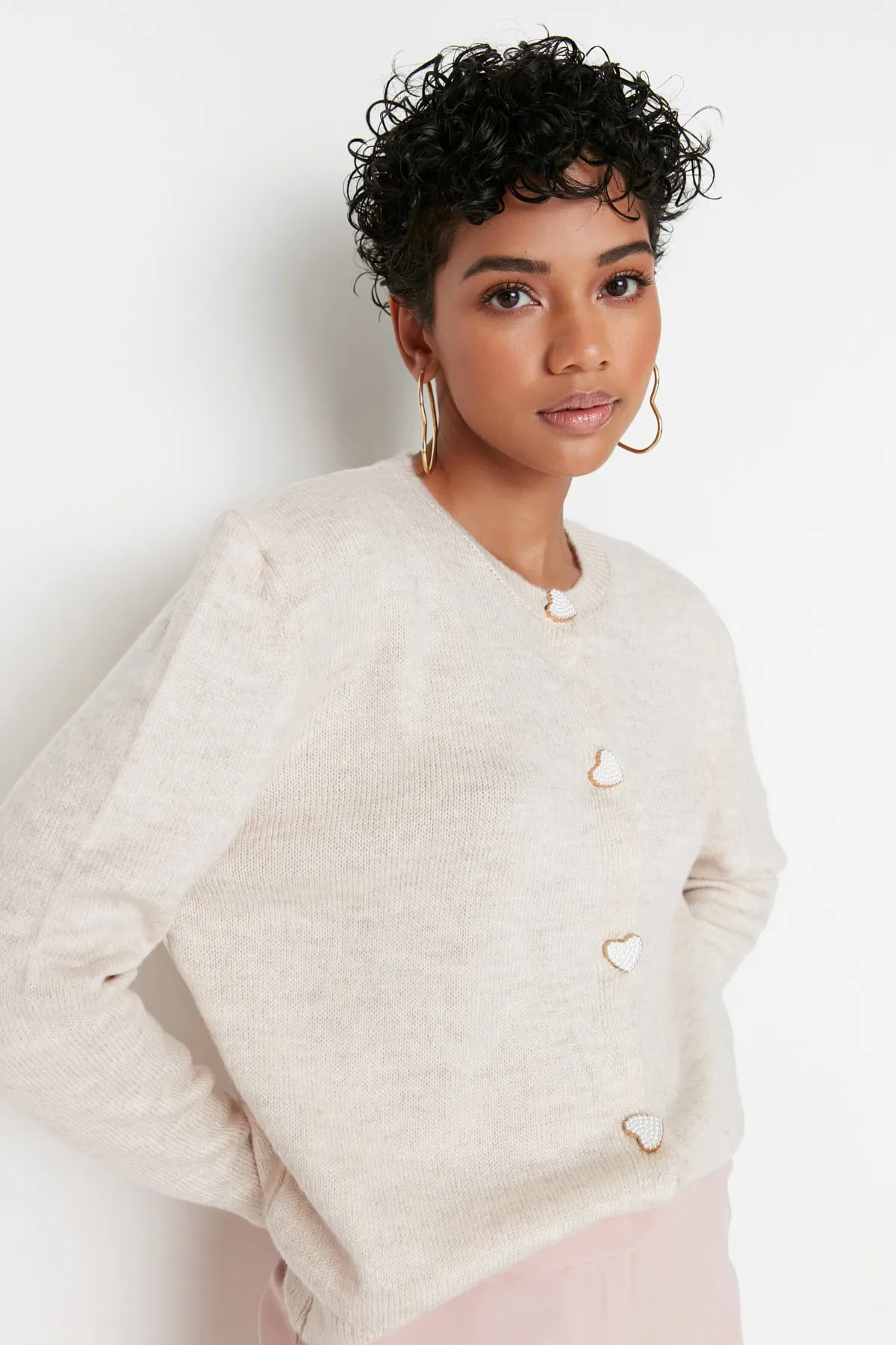 Trendyol Collection  Steinfarbene, weich strukturierte Strick-Strickjacke mit Juwelenknöpfen TWOAW22HI0044