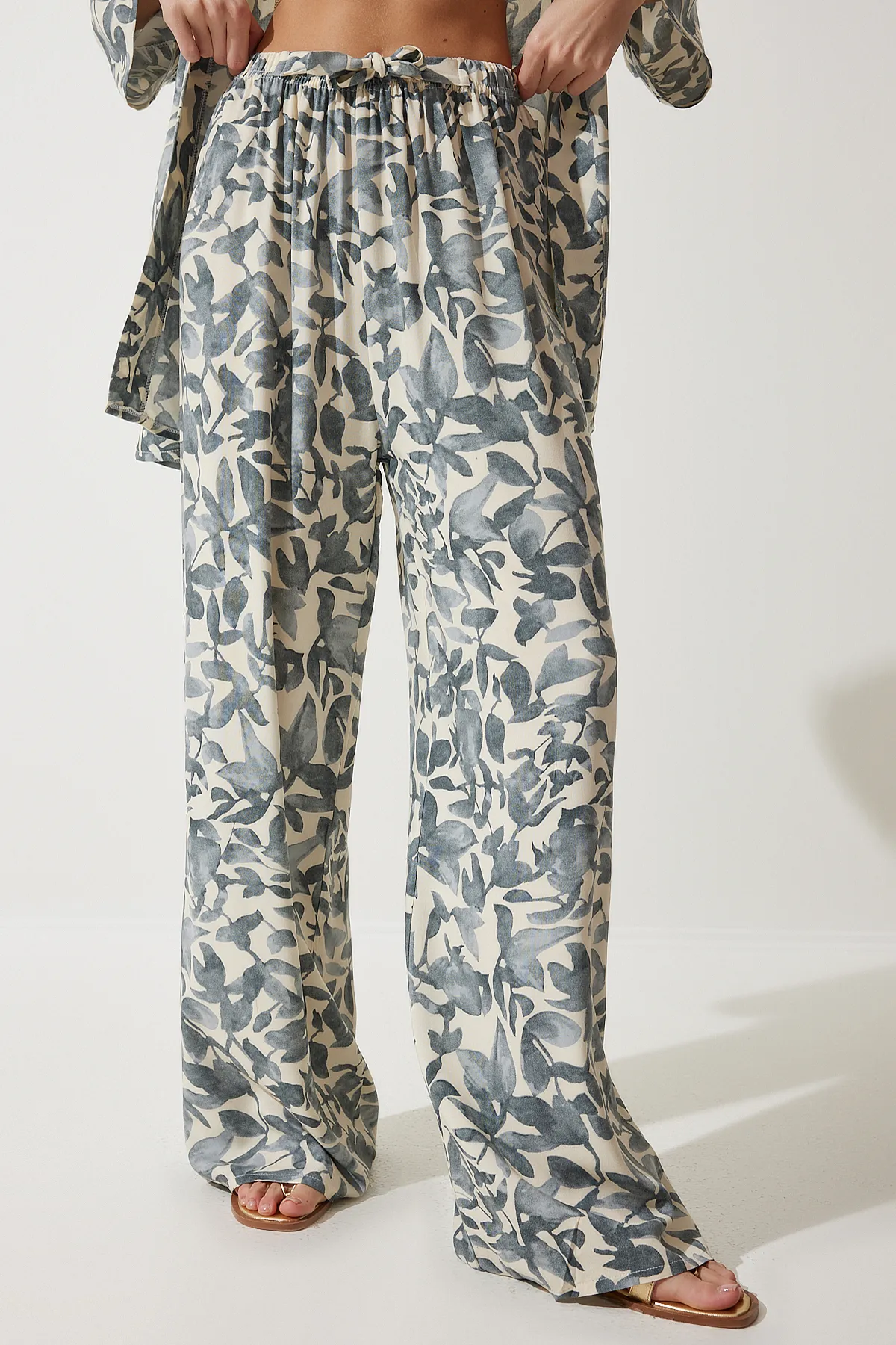 Happiness İstanbul  Knochengrau gemustertes Kimono-Palazzo-Hosen-Set für Damen EN00614