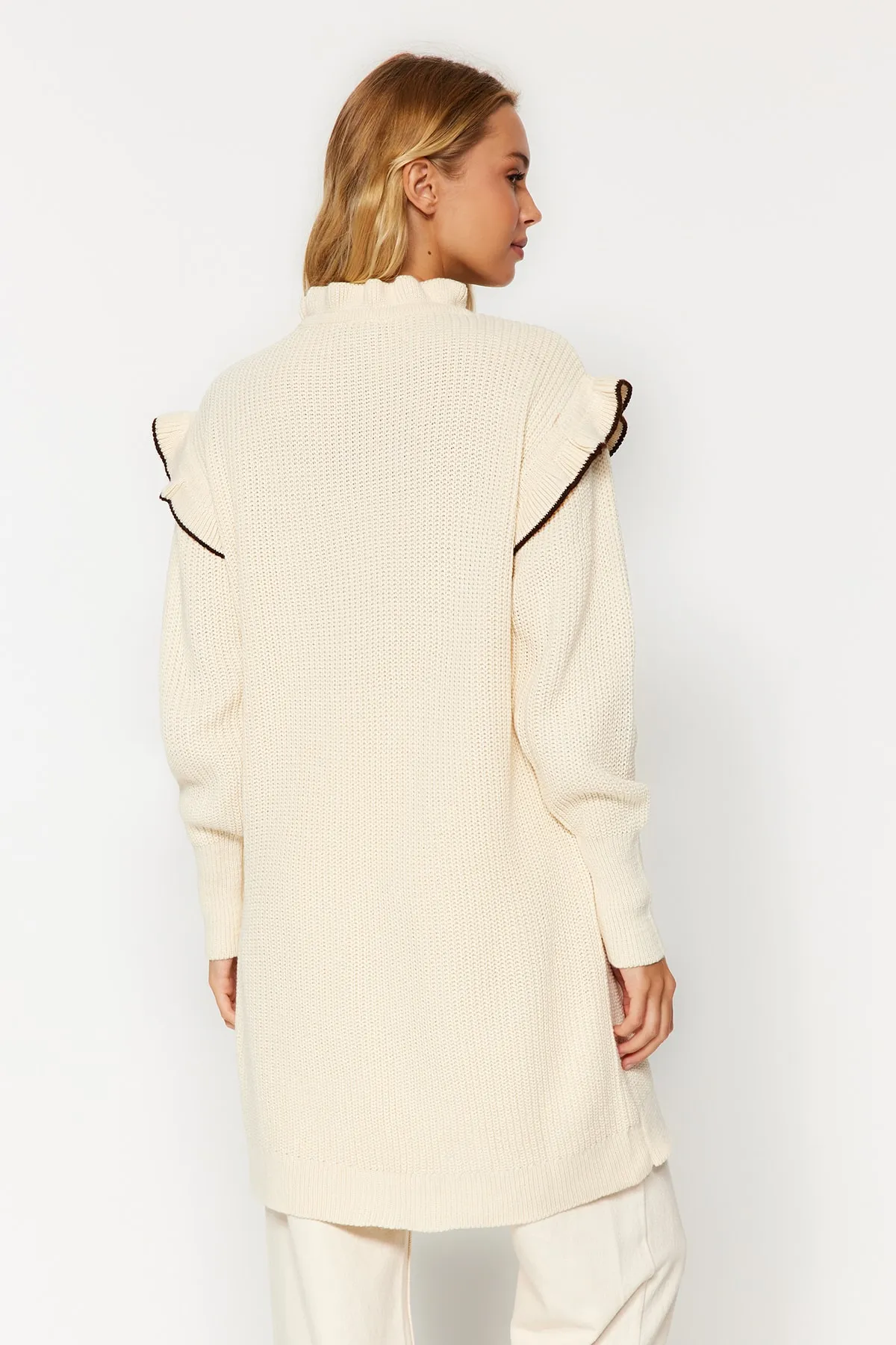 Trendyol Modest  Cremefarbener Strickpullover mit schwarzen Paspeln TCTAW24AK00171