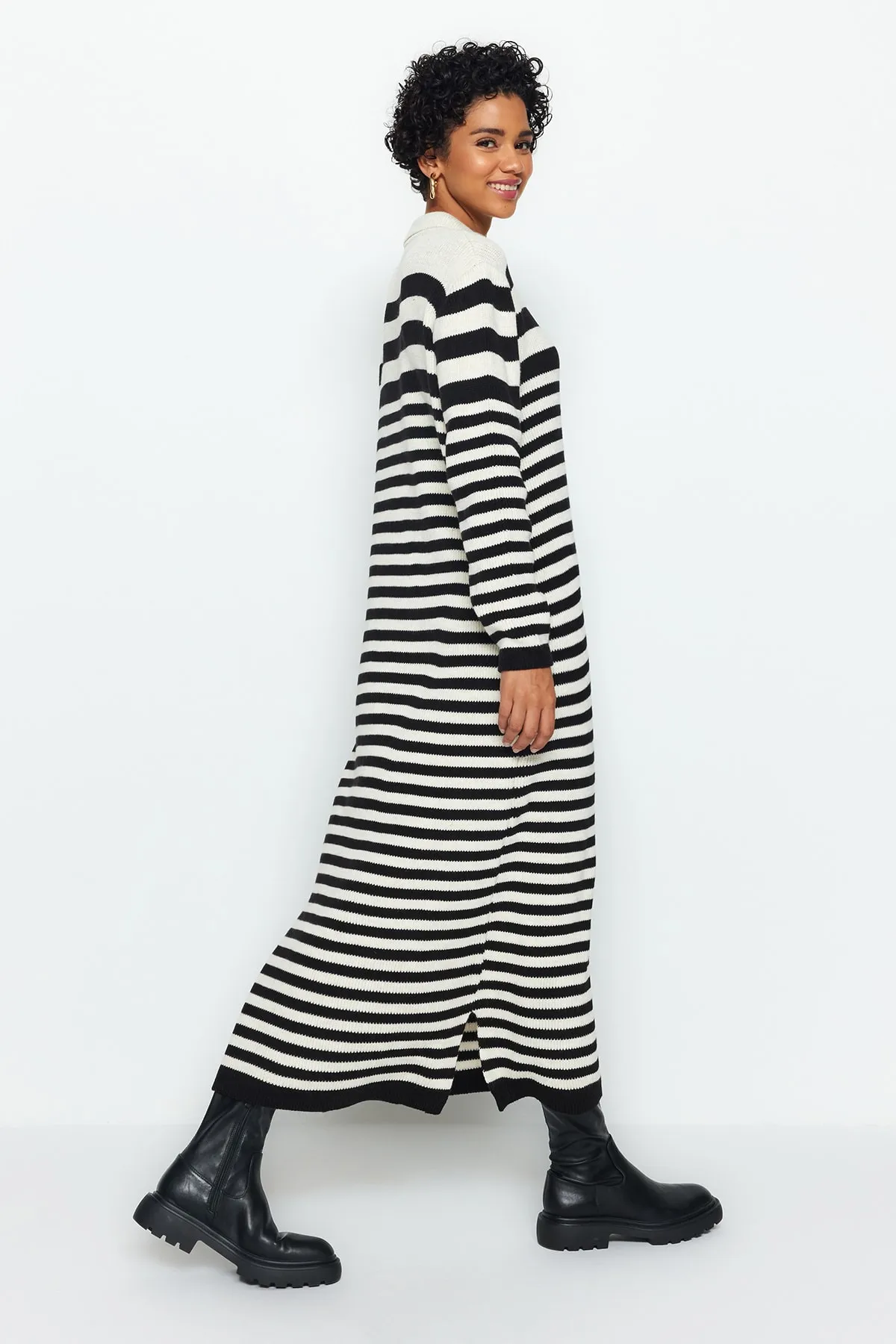 Trendyol Modest  Schwarzes gestreiftes Strickkleid mit Polokragen TCTAW24EB00026