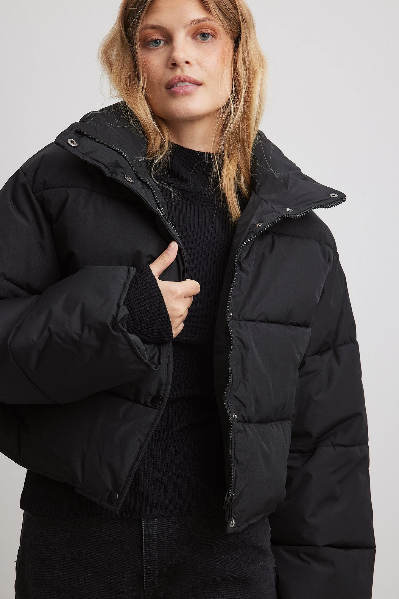 Recycelte kurze gefütterte Jacke mit Druckknöpfen