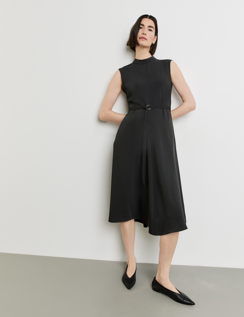 Fließendes Kleid mit Bindebändern