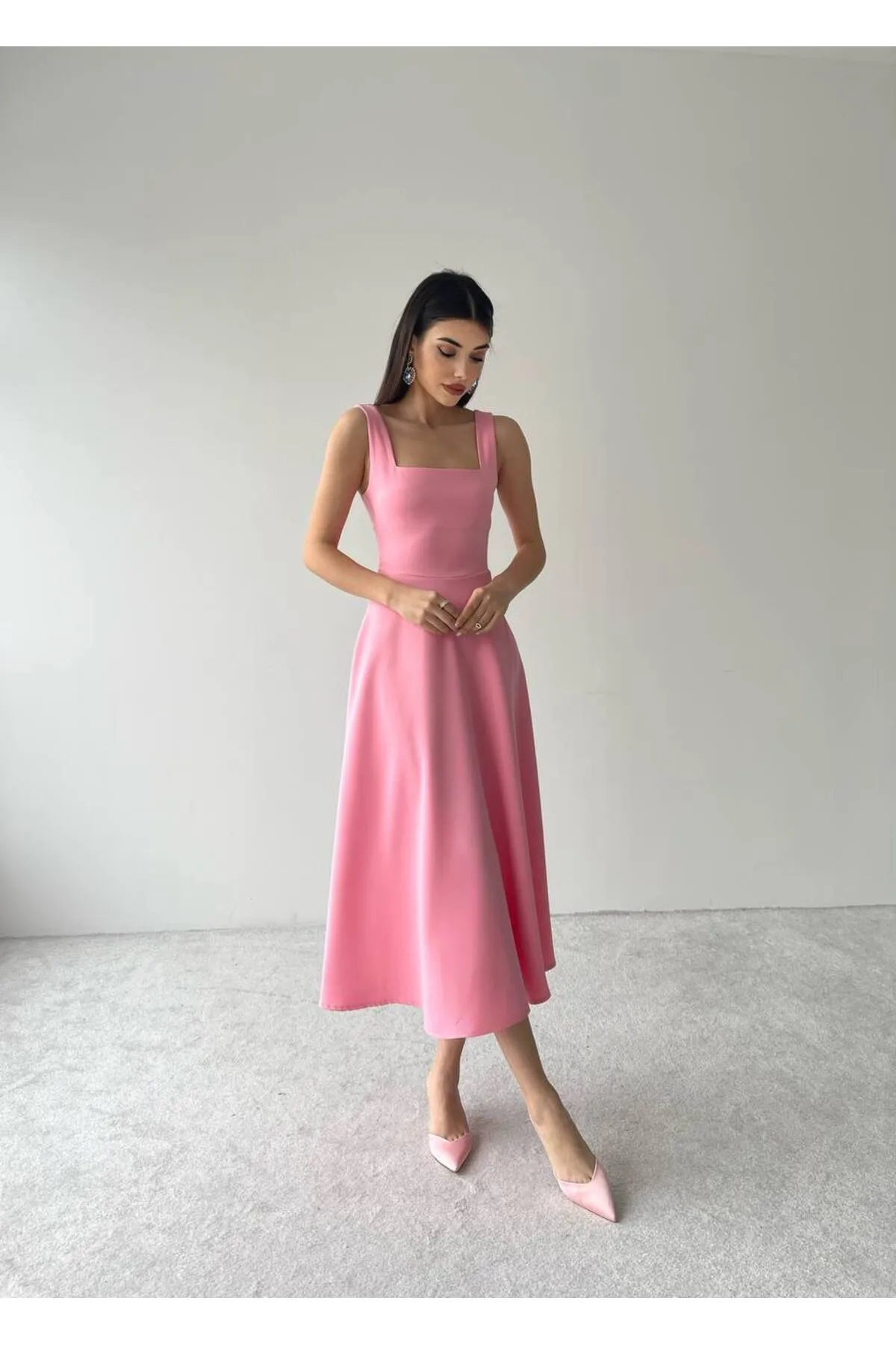 SONREİR  JESICA-KLEID MIT DICKEN TRÄGERN UND QUADRATISCHEM YEKA-DETAIL