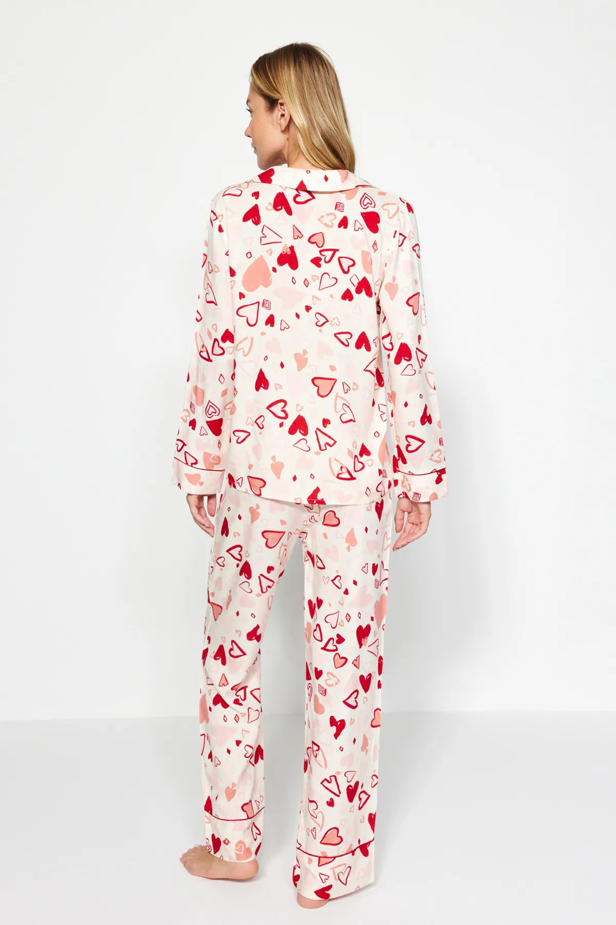 Trendyol Collection  Mehrfarbiges Pyjama-Set aus Viskose-Hemd und -Hose mit Herz-Paspelierung THMAW24PT00091