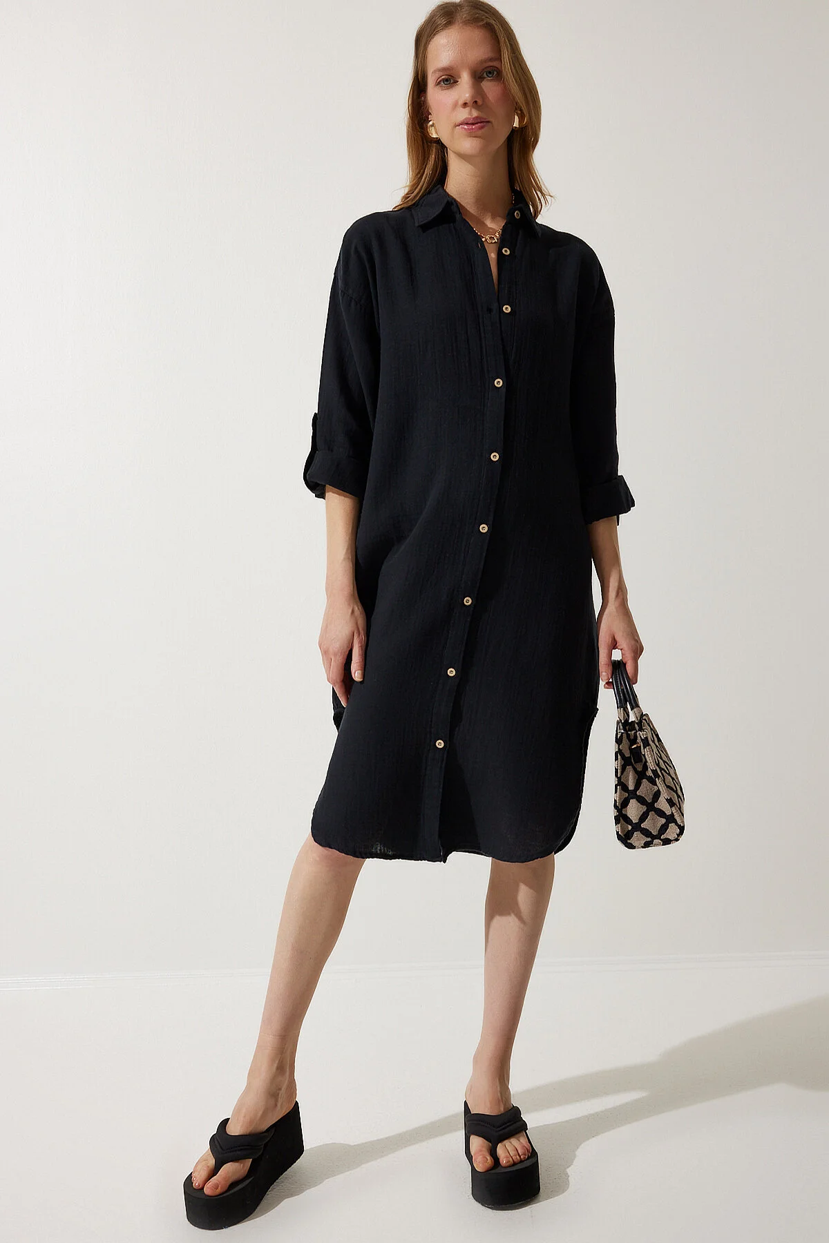Happiness İstanbul  Schwarzes Oversize-Hemdkleid aus Musselin für Damen SA00021