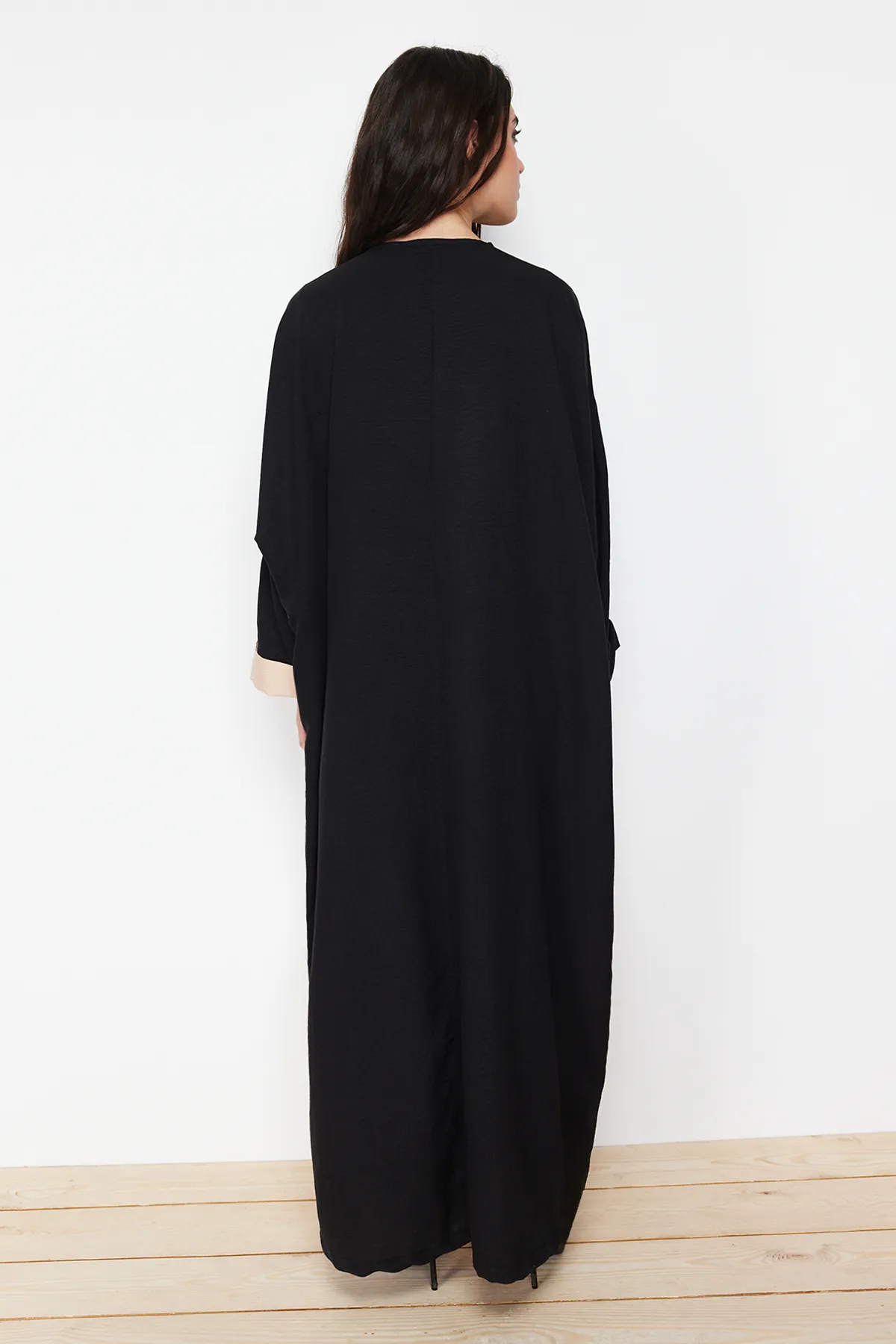 Trendyol Modest  Lange gewebte Kappe mit Farbblock-Steingürtel und Ferace TCTSS24KF00002