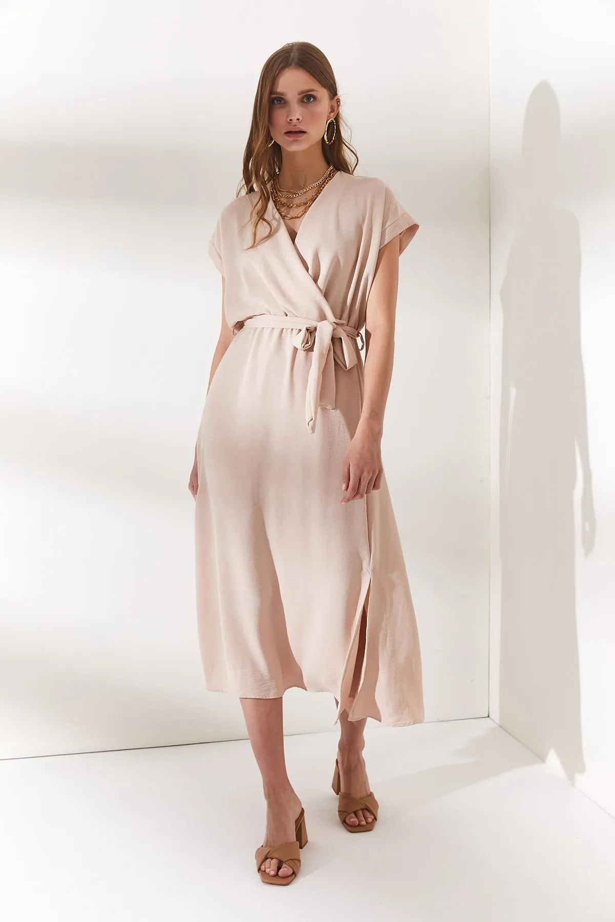 Olalook  Cremefarbenes, zweireihiges, gewebtes Kleid mit Gürtel und Schlitz für Damen ELB-19001690