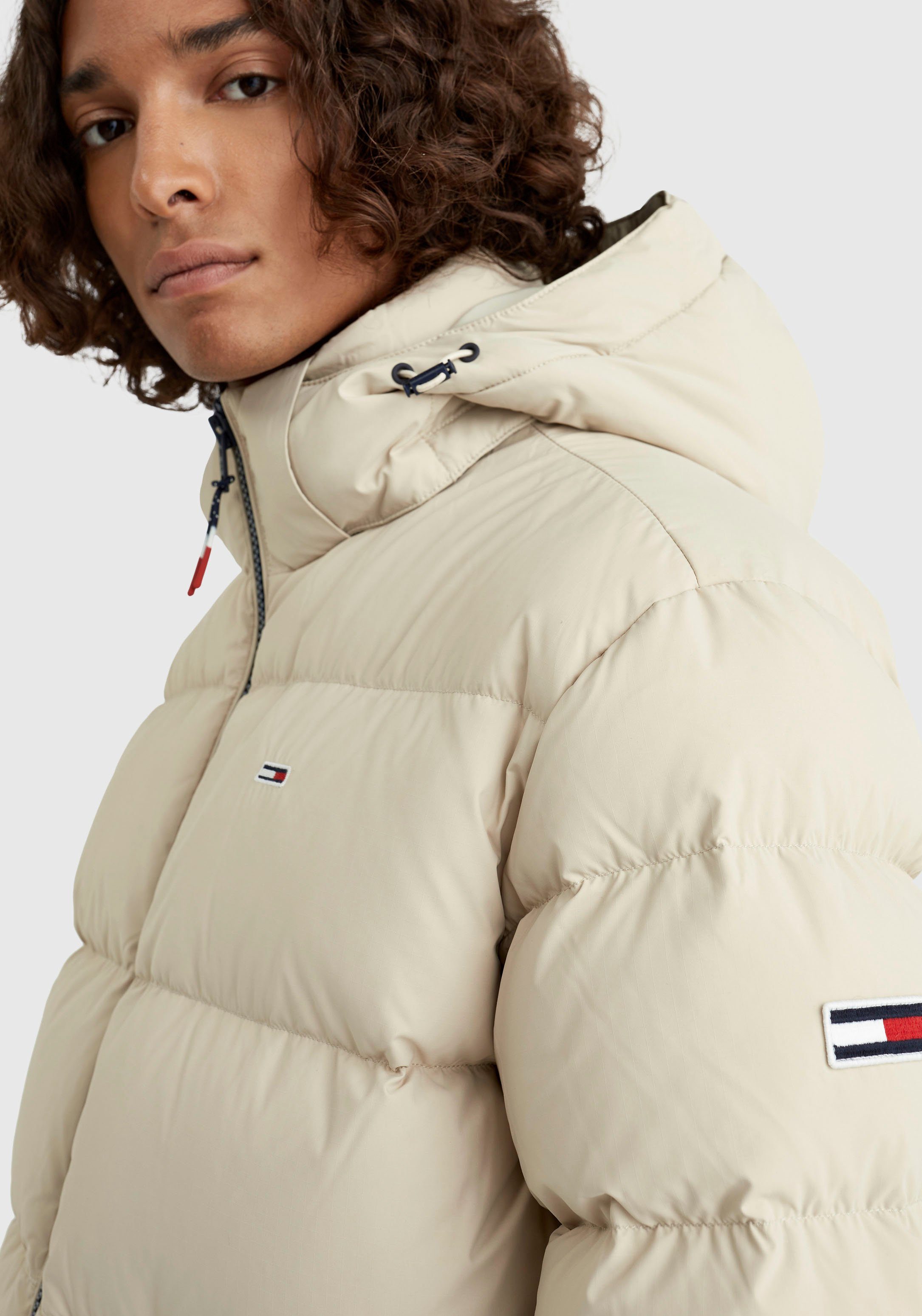 Tommy Jeans Daunenjacke TJM ESSENTIAL DOWN JACKET mit Tunnelzug und Stoppern an der Kapuze