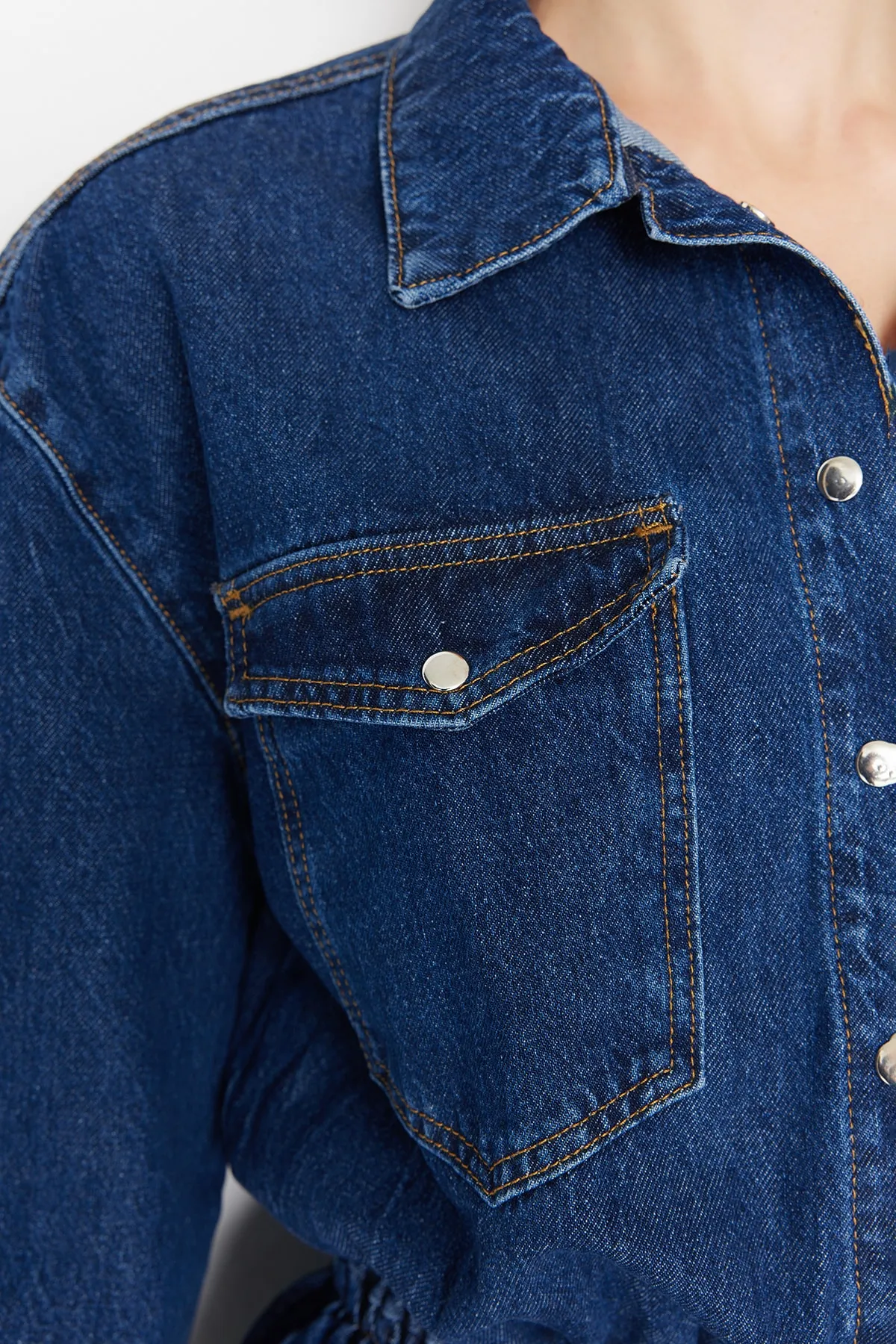 Trendyol Collection  Elegantes Kleid aus marineblauem Denim mit elastischer Taille TPRAW23EL00420