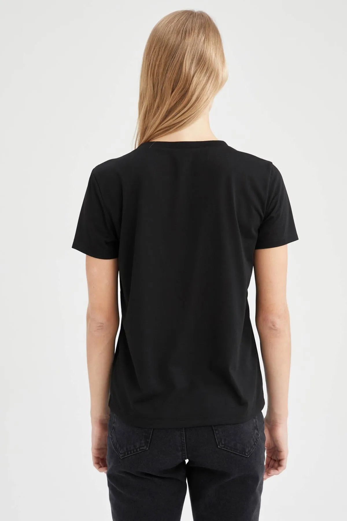 DeFacto  Kurzarm-T-Shirt mit normaler Passform und V-Ausschnitt W9204az22sm
