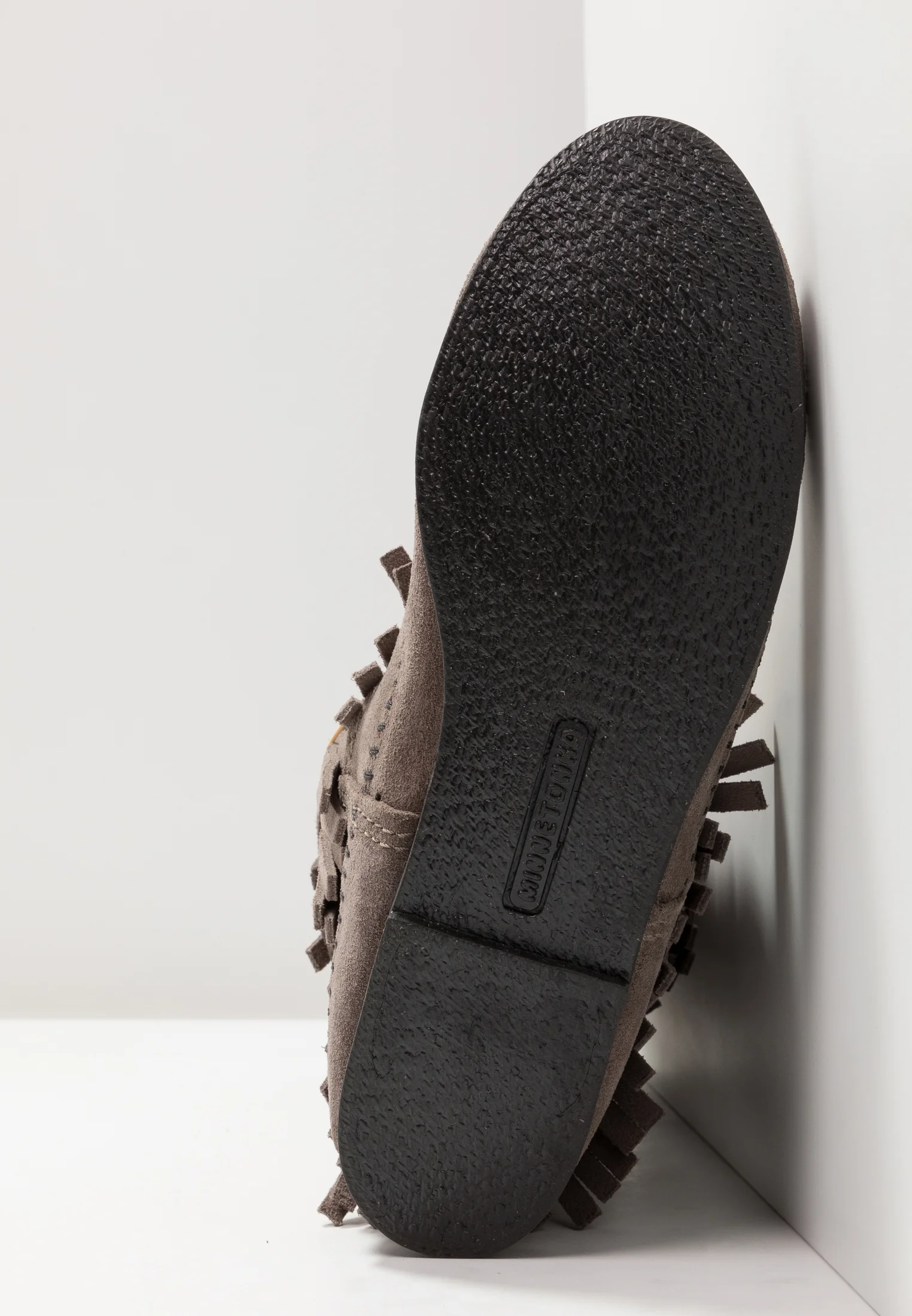 Botas altas Minnetonka de 3 capas con flecos