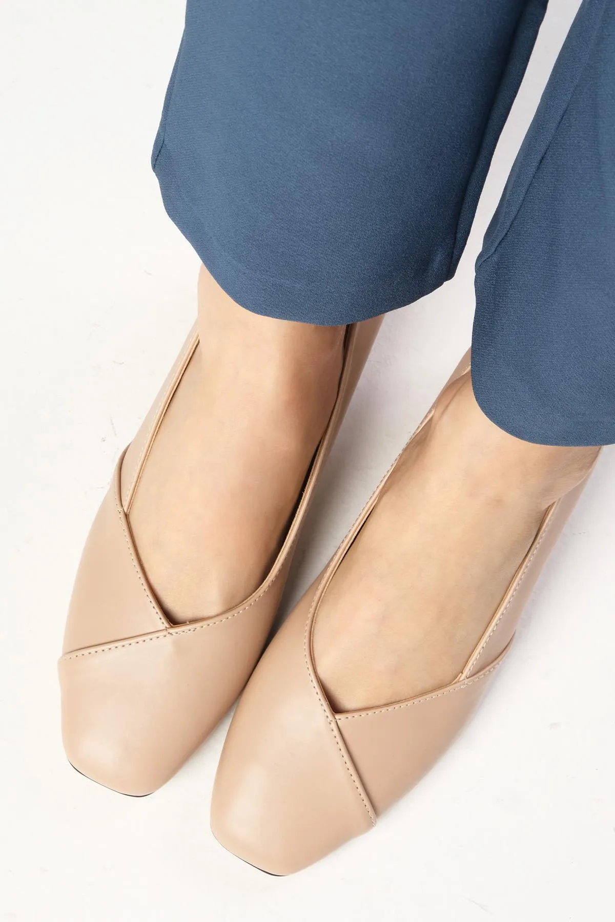Mio Gusto  Addison Nudefarbene Damenschuhe mit stumpfer Zehenpartie und kurzem Absatz