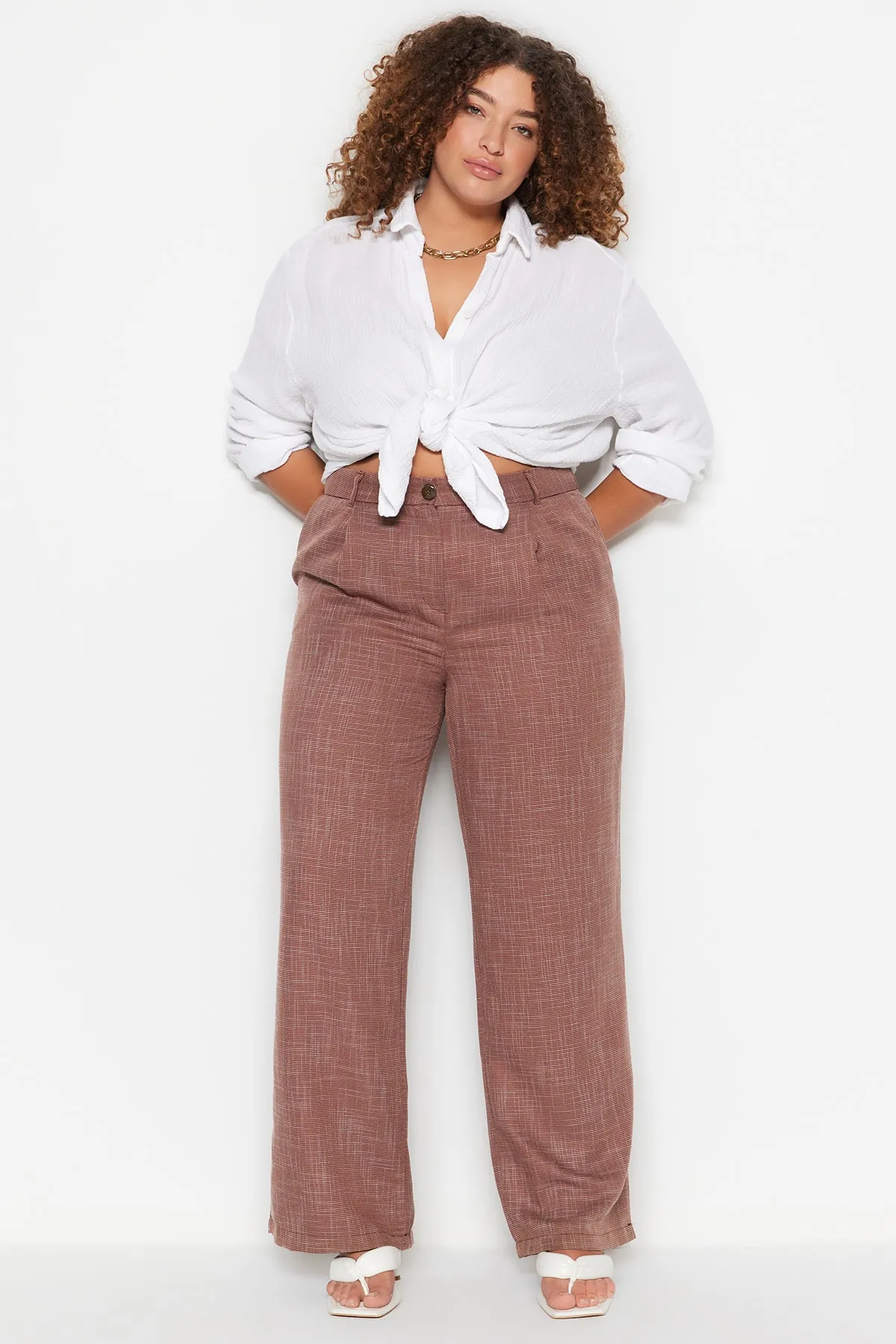 Trendyol Curve  Braune gewebte Hose in Leinenoptik TBBSS23AR00001