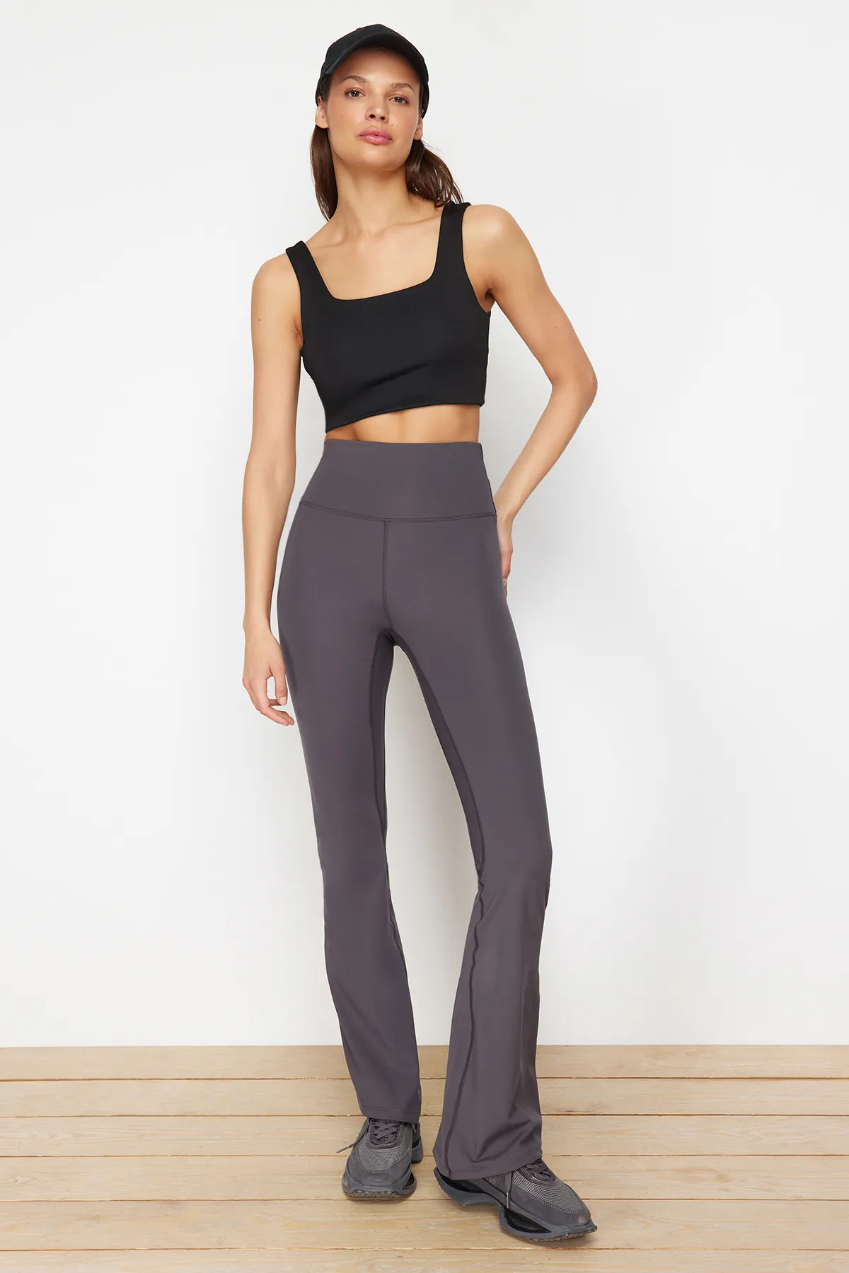 Trendyol Collection  Dunkelanthrazitfarbene, gebürstete, weiche Yoga-Sportleggings mit spanischen Beinen aus weichem Stoff THMSS24TY00019
