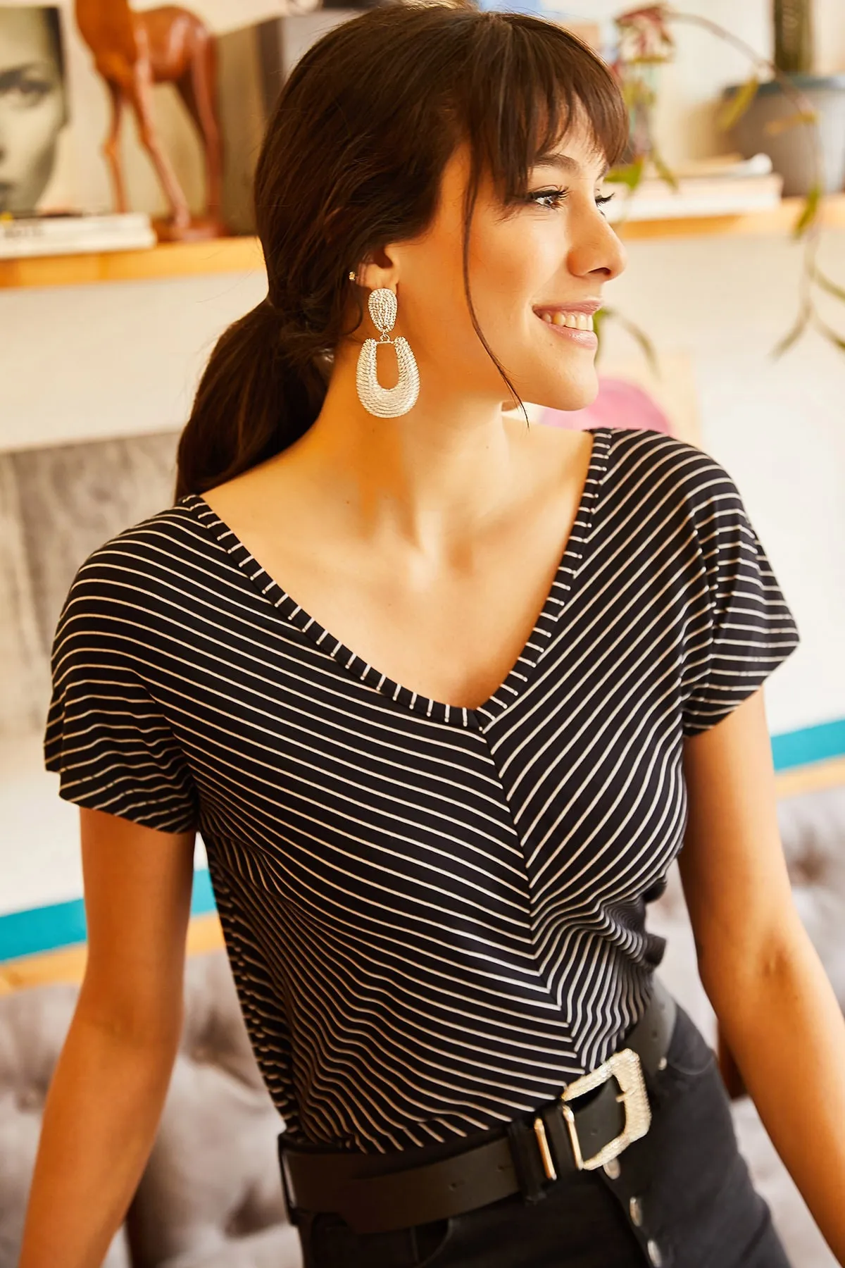 Olalook  Schwarzes Damen-T-Shirt mit V-Ausschnitt vorne und hinten, TSH-19000282