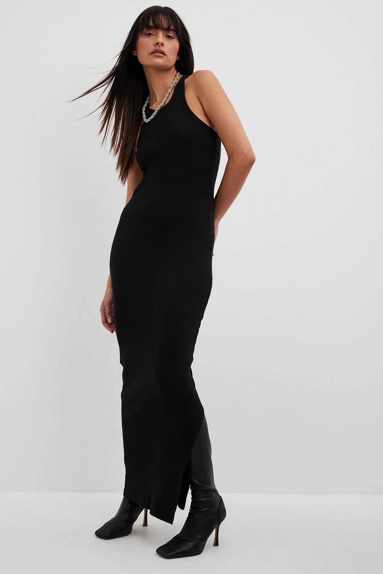 Geripptes Maxikleid mit Rüschen