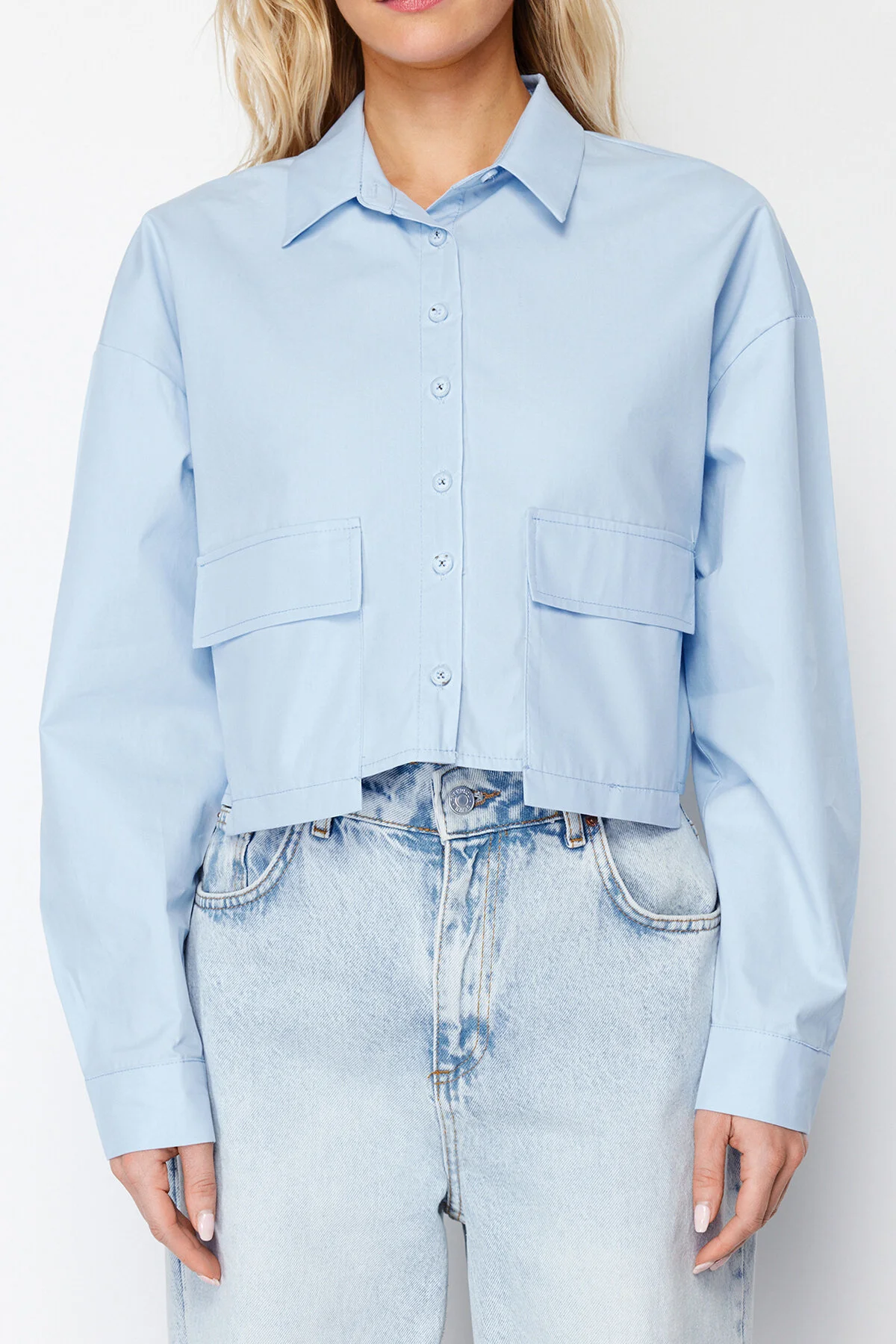 Trendyol Collection  Blaues gewebtes Crop-Shirt – Taschendetail, Regular Fit TWOSS24GO00098