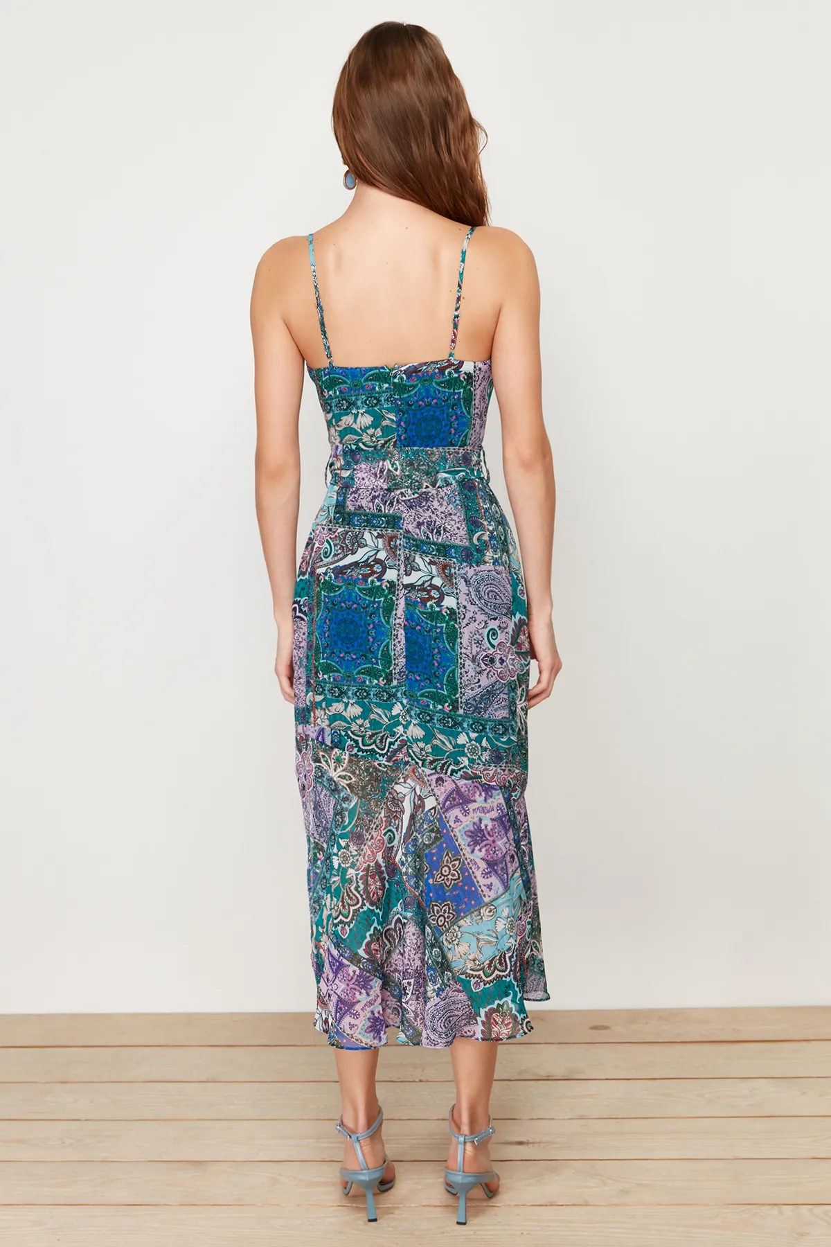 Trendyol Collection  A-Linien-Kleid aus lila Chiffon – Ethno-Muster, Gürtel, Quastendetail und Maxi-Futter TWOSS23EL01777