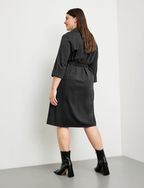 Knieumspielendes Kleid mit Bindegürtel