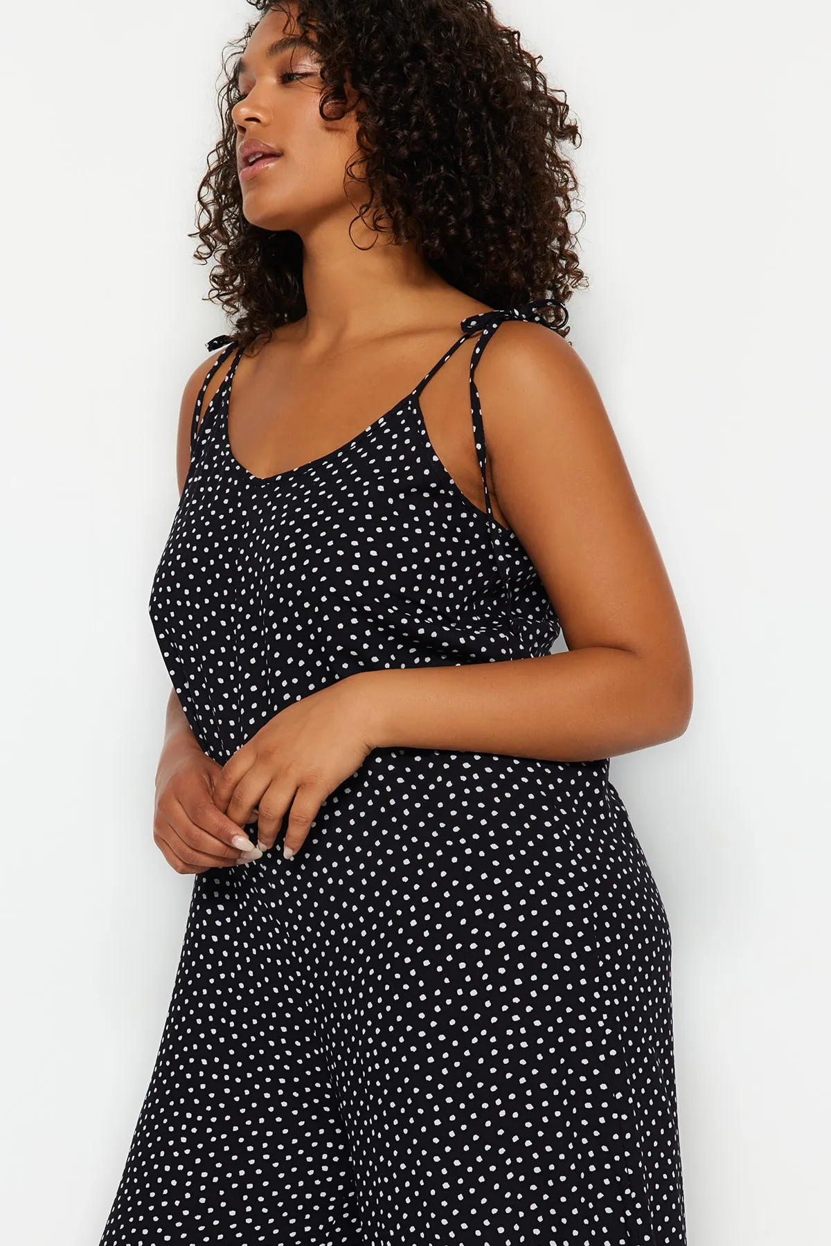 Trendyol Curve  Schwarzer, gewebter Overall mit Blumenmuster TBBSS23BG00002