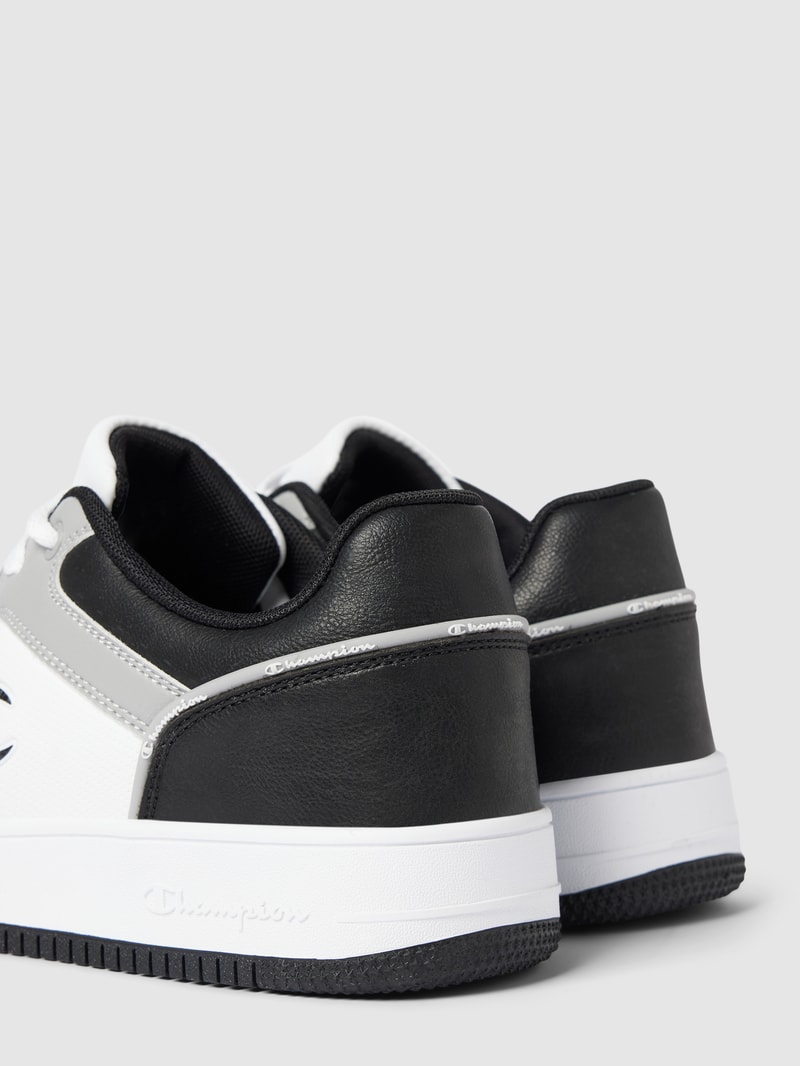 Sneaker mit Label-Detail in hellgrau