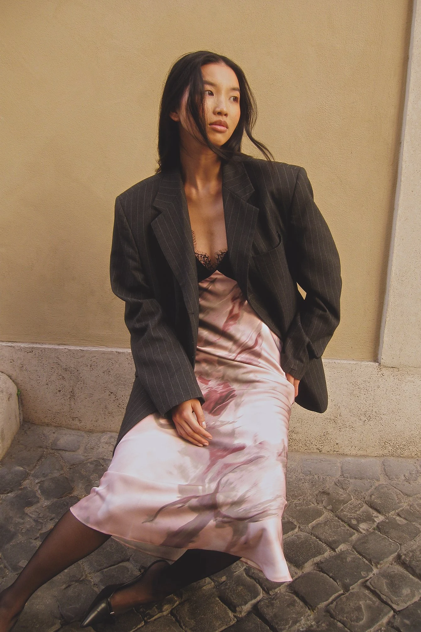 Midikleid aus Satin mit Spitzeneinsatz