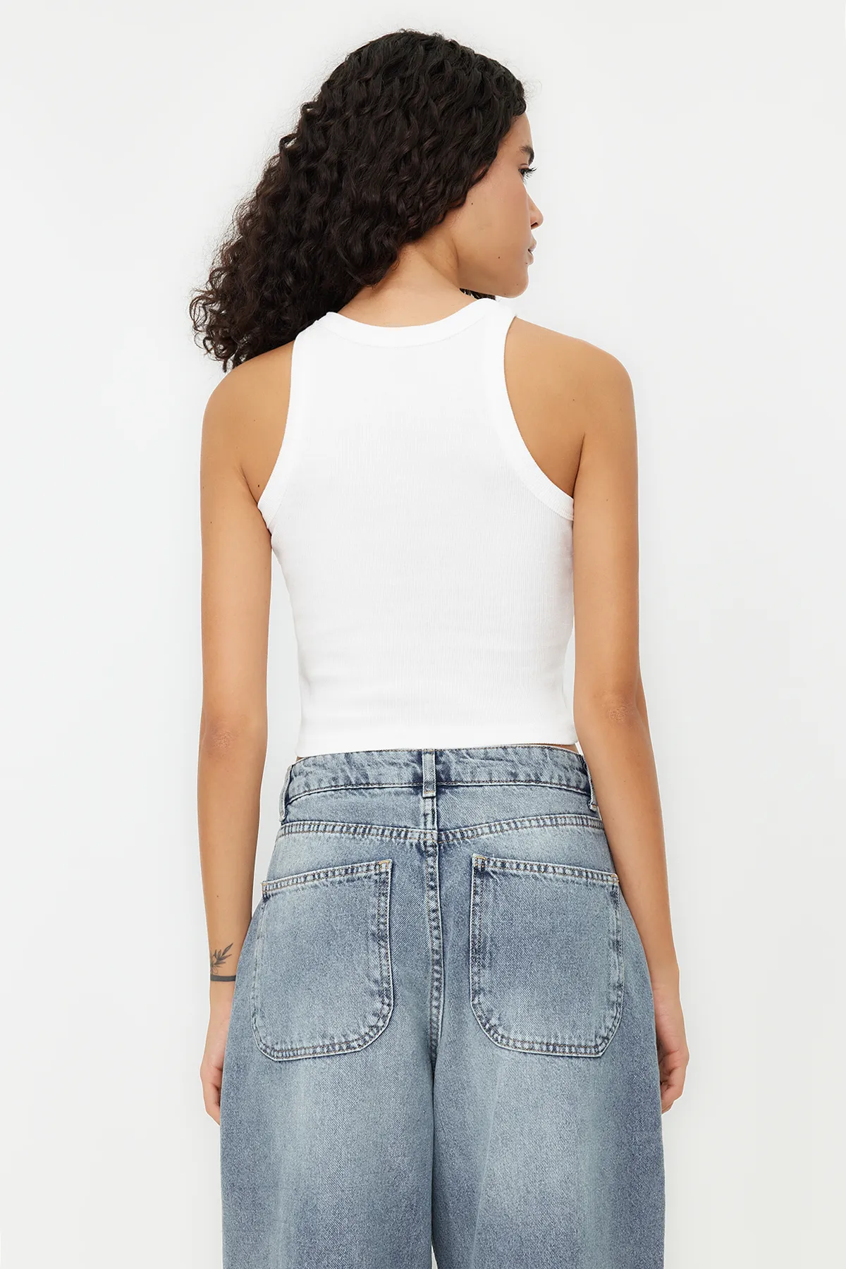 Trendyol Collection  Ecrufarbenes, figurbetontes, kurzärmliges Tanktop aus flexiblem Baumwollstrick mit Neckholderkragen TWOSS24AL00000
