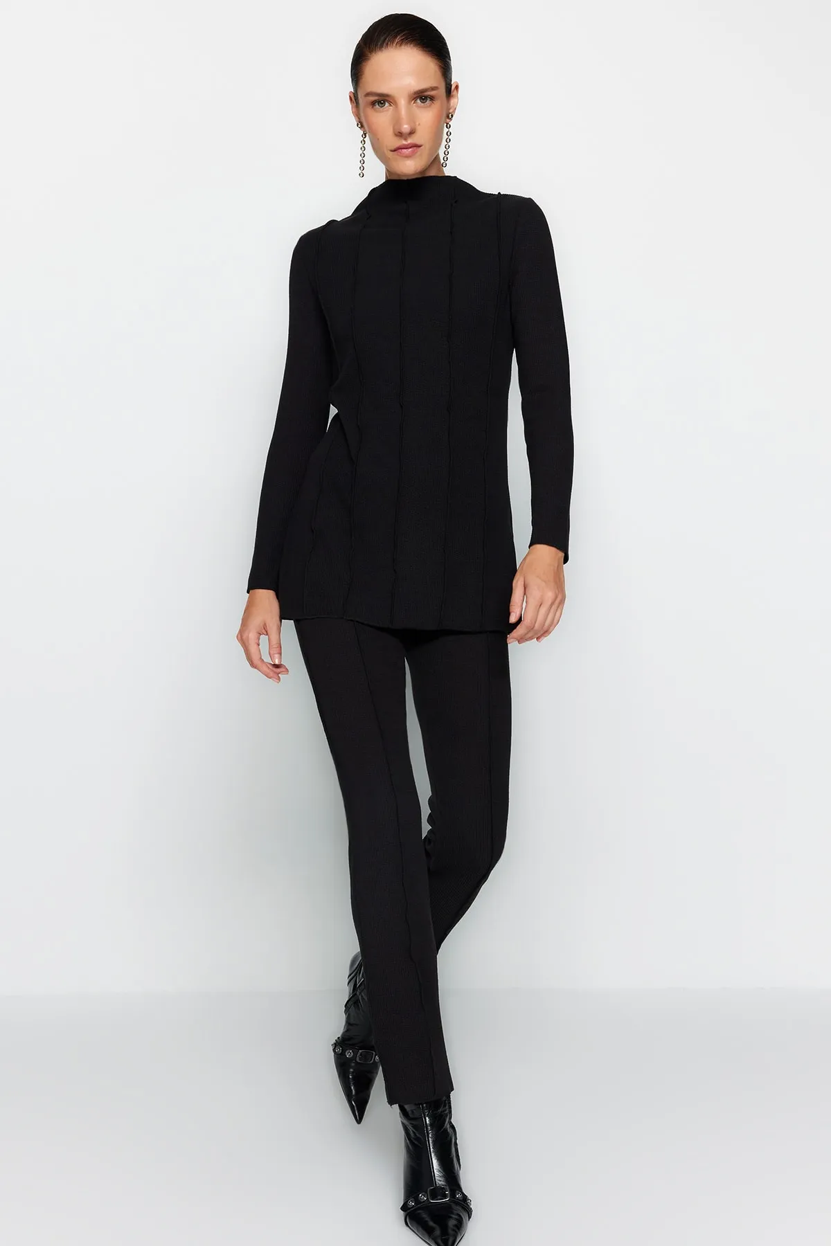 Trendyol Modest  Schwarzes Set aus Bluse, Hose und Oberteil mit geripptem Detail aus Strick TCTAW24US00082