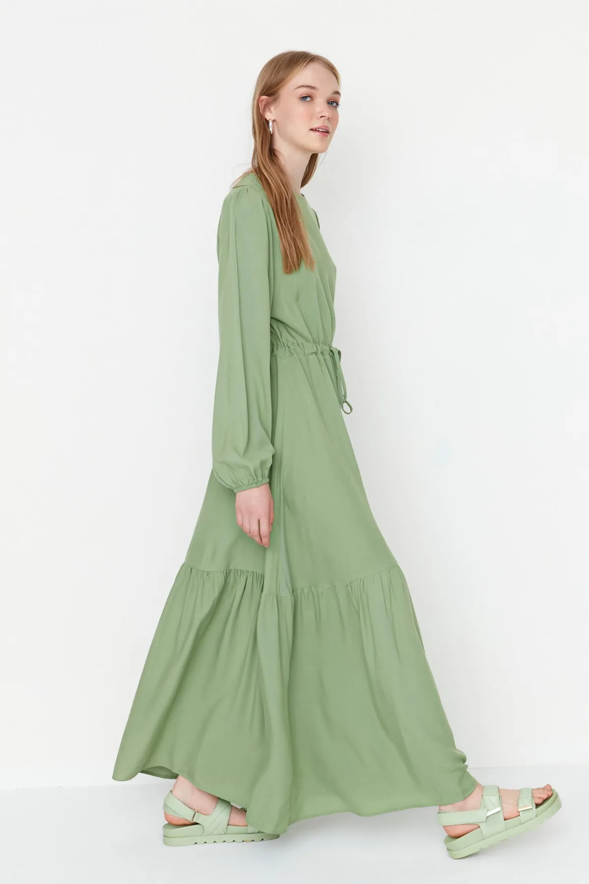 Trendyol Modest  Grünes, weit geschnittenes, gewebtes Kleid mit Bindedetail in der Taille TCTSS22EB00133